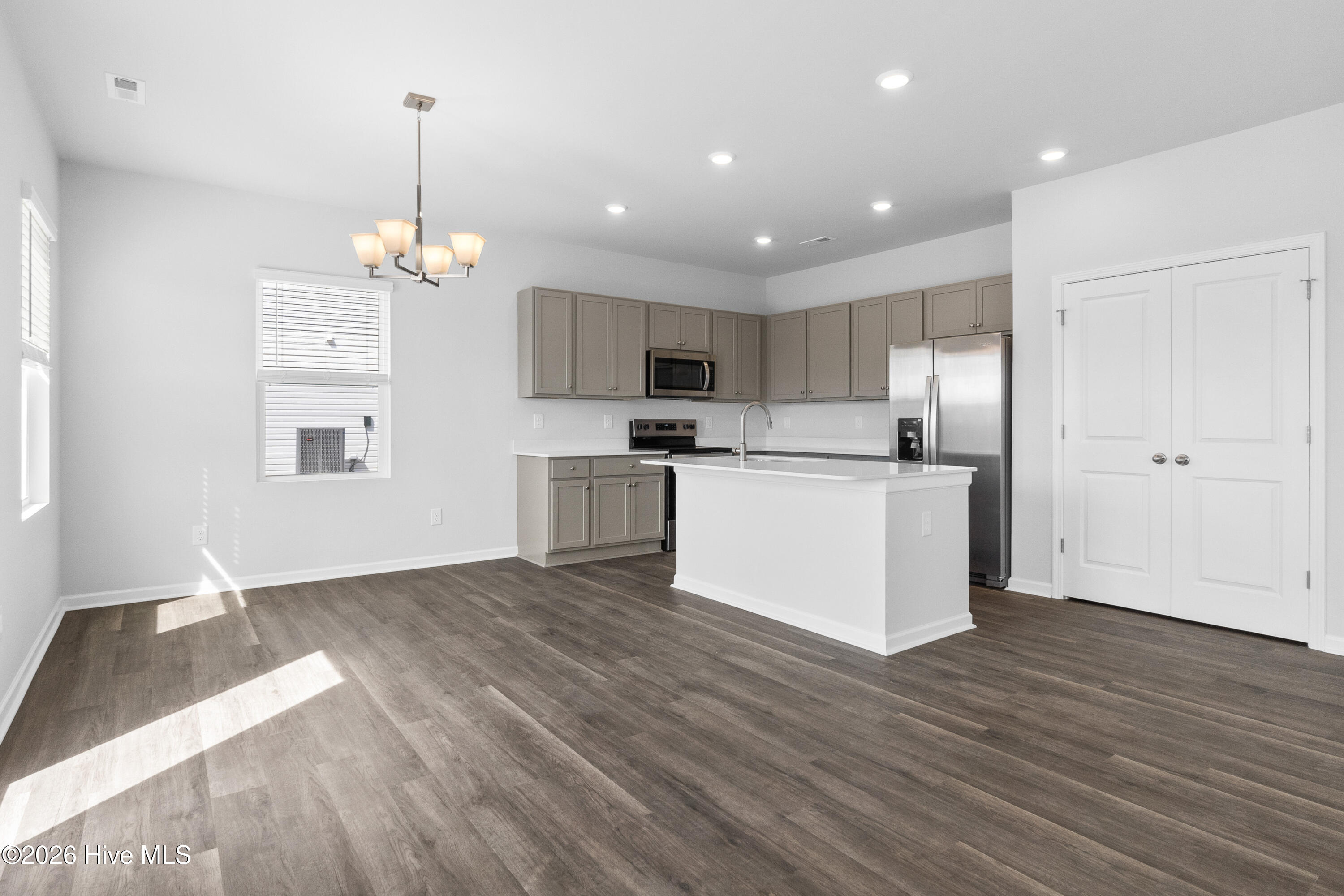 100538143 | Photo 14