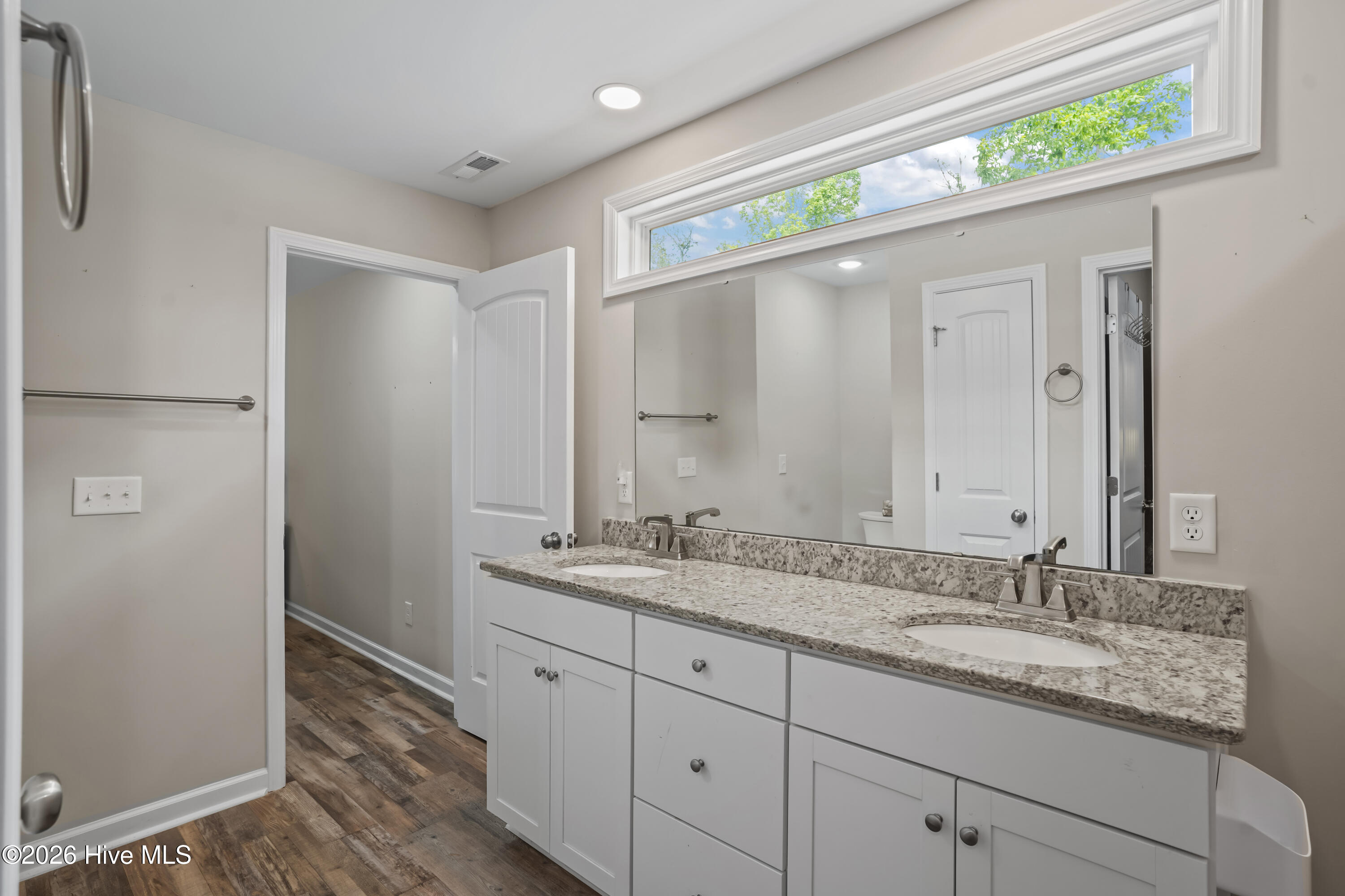 100570645 | Photo 21