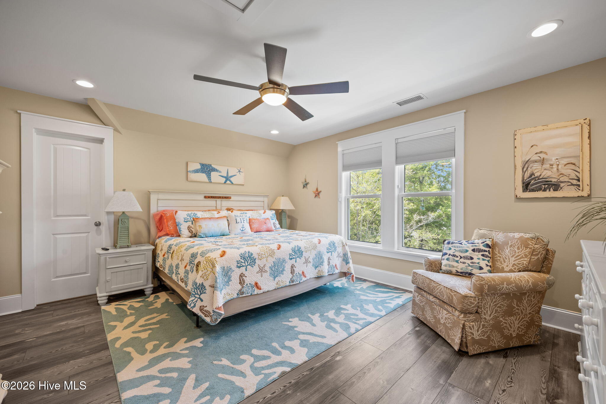 100567463 | Photo 46