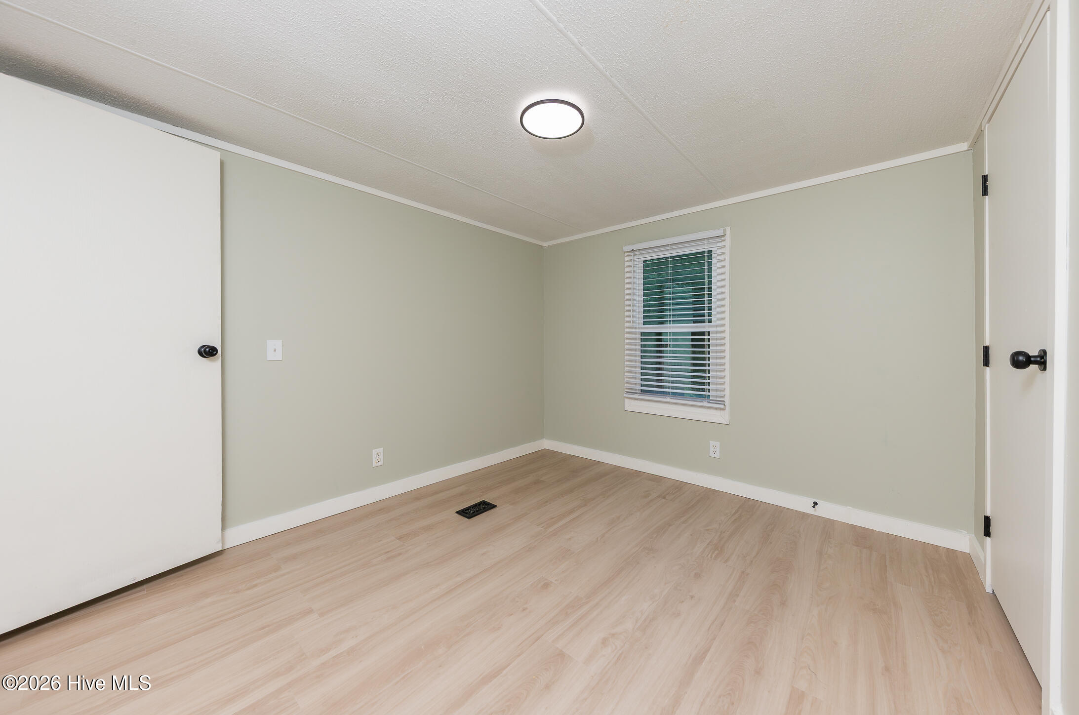 100570278 | Photo 40