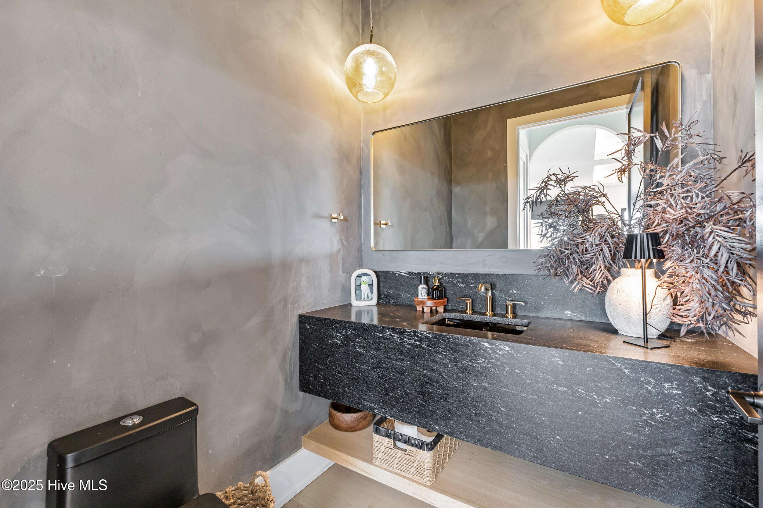 100560087 | Photo 19