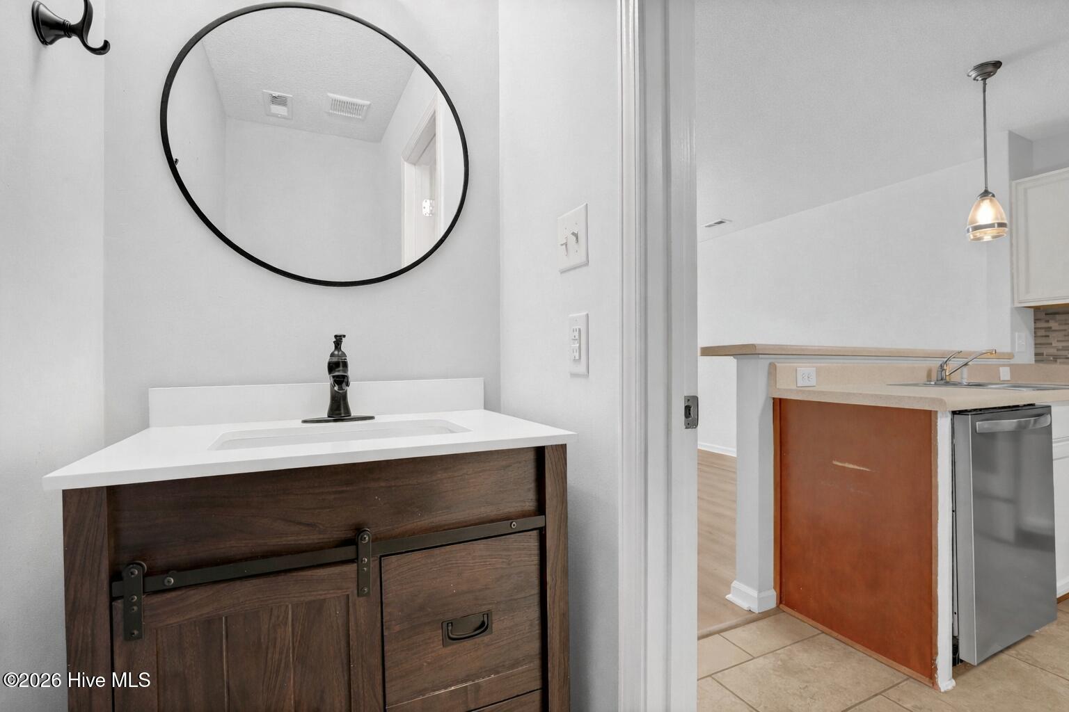 100548986 | Photo 19