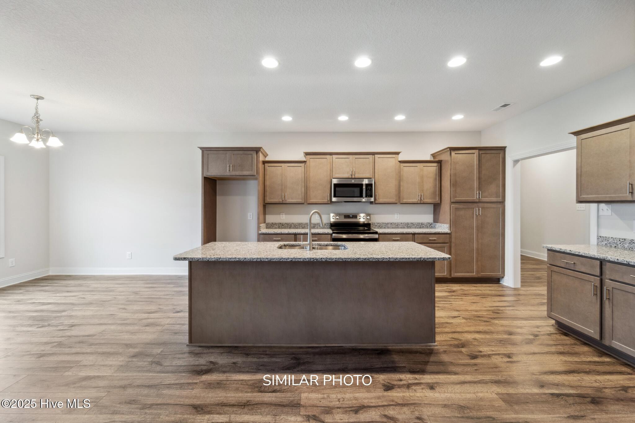 100519948 | Photo 12