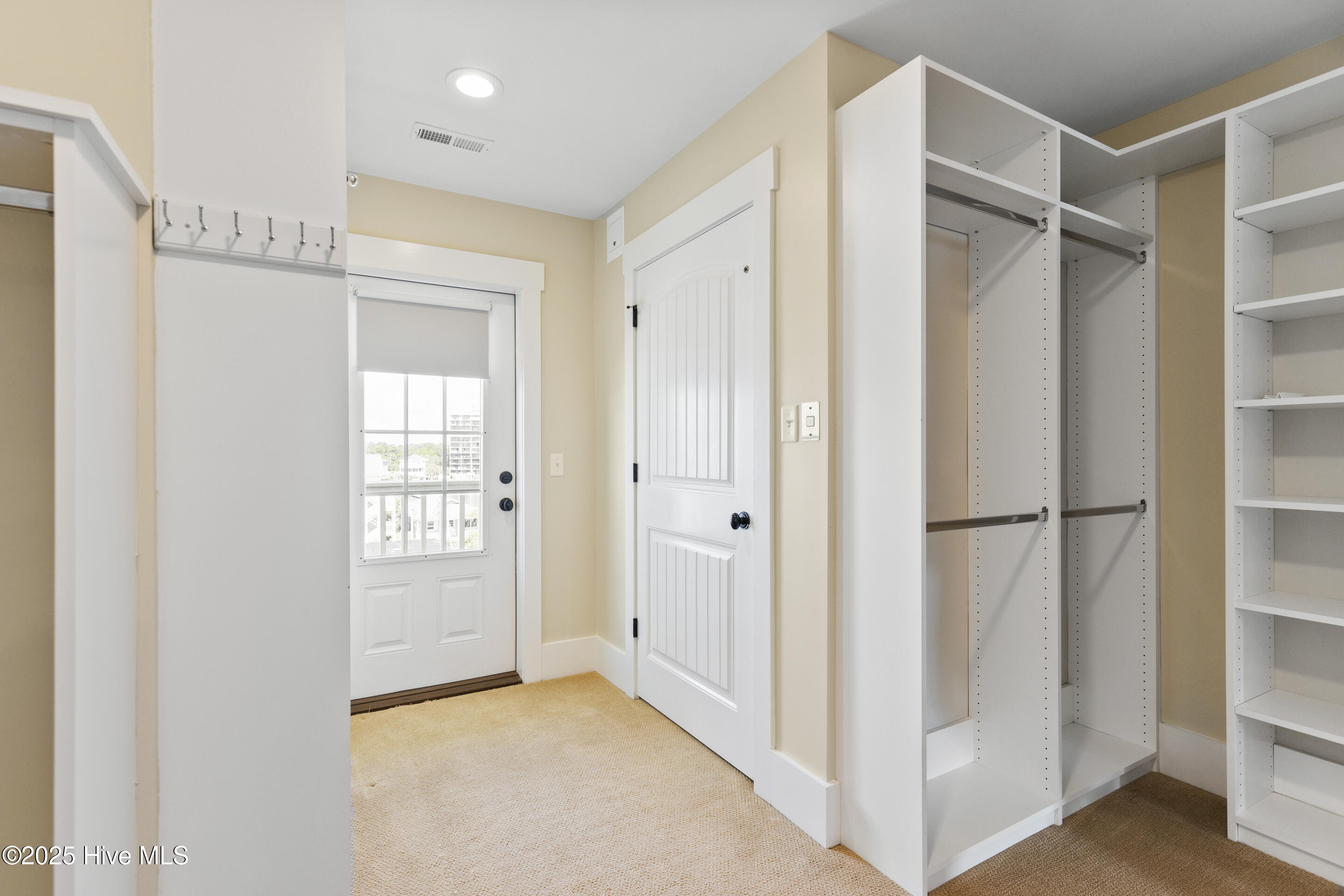 100546284 | Photo 43