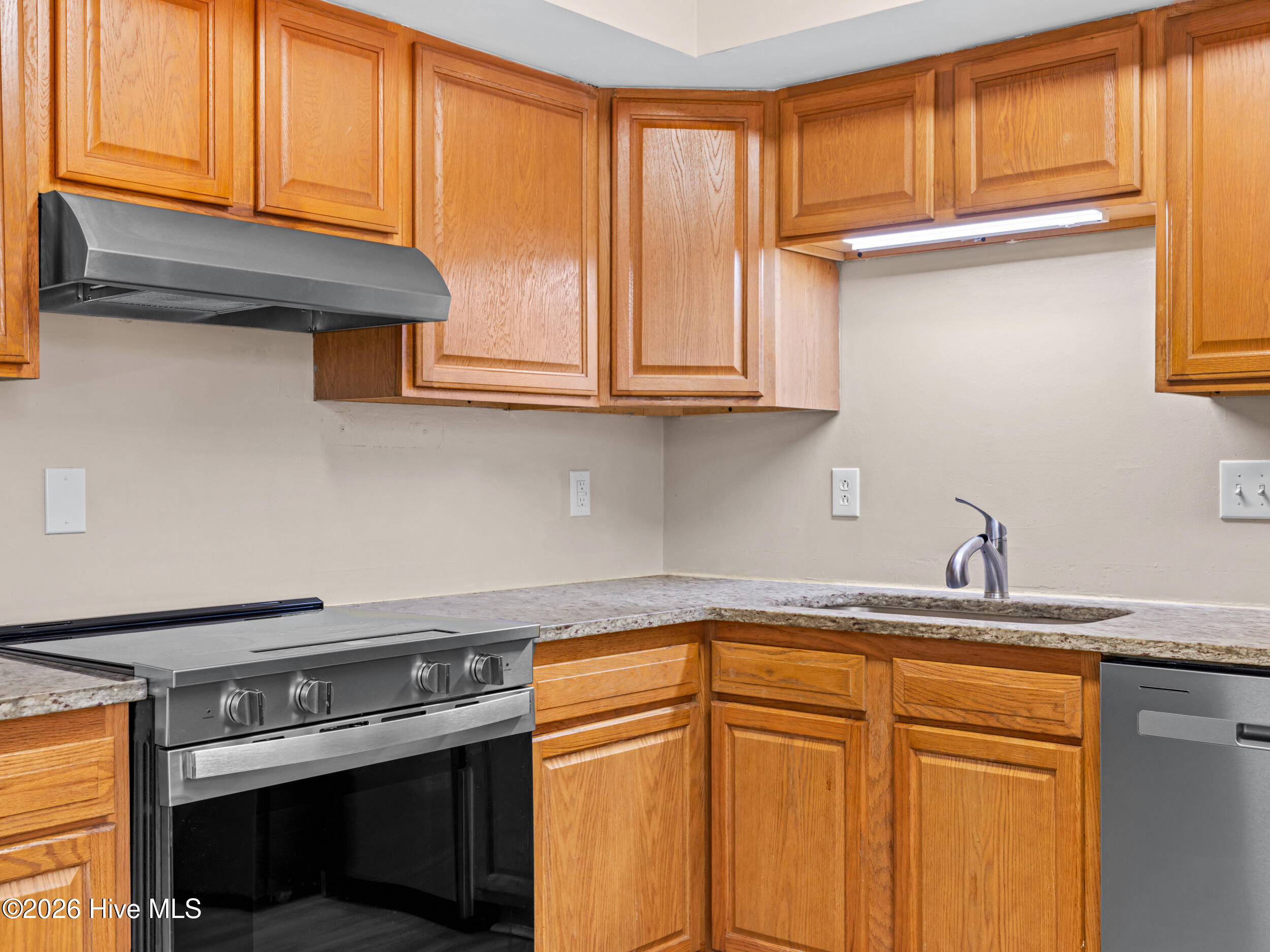 100560419 | Photo 14