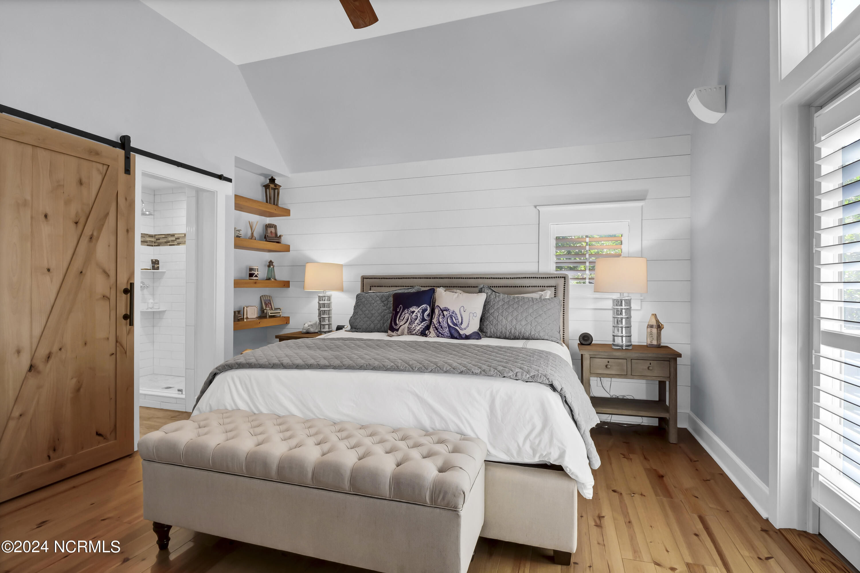 100468898 | Photo 25