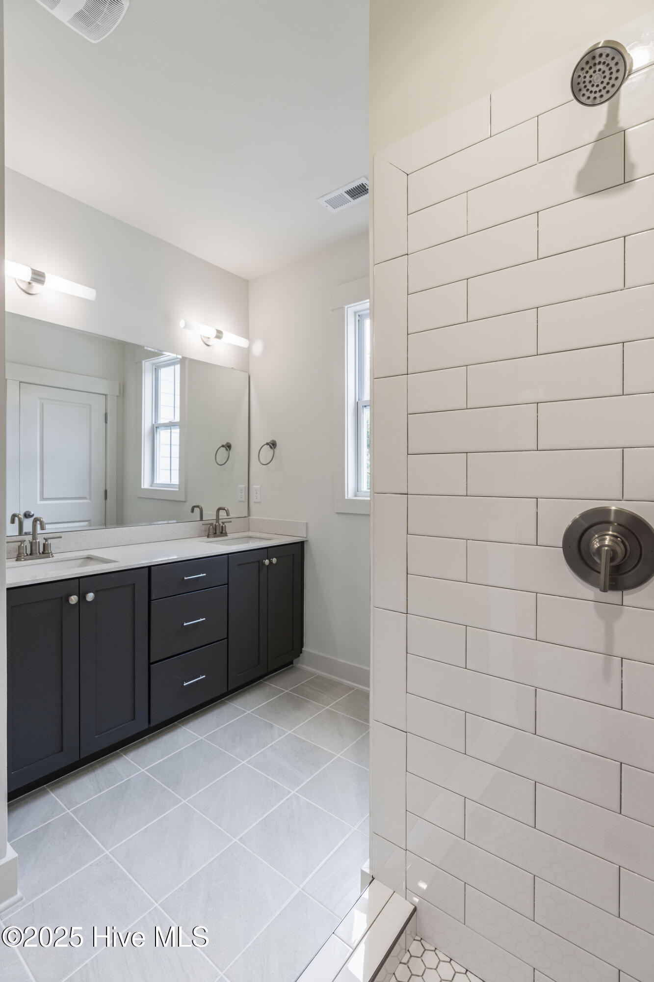 100519186 | Photo 23