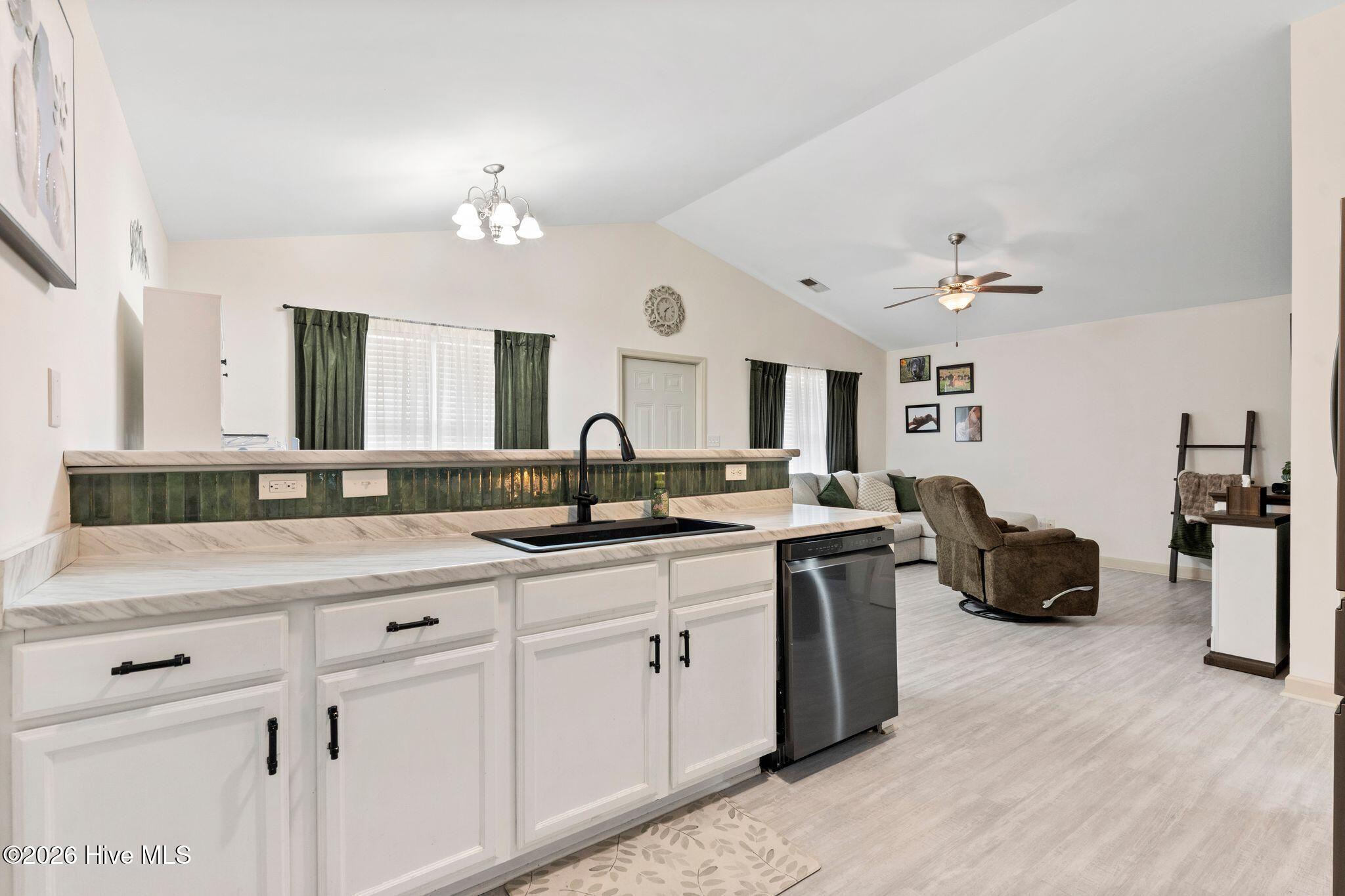 100556987 | Photo 14