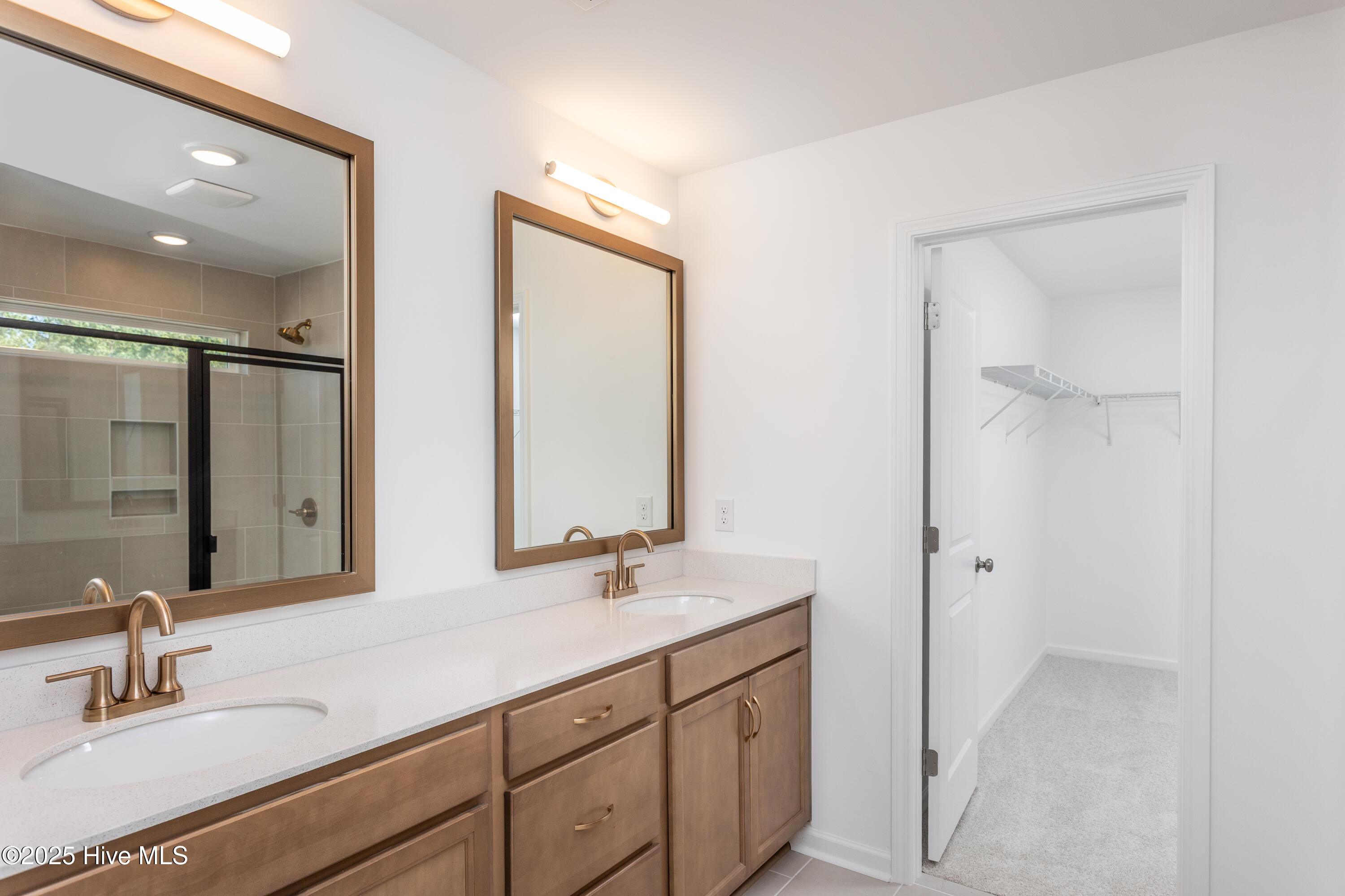 100504339 | Photo 10