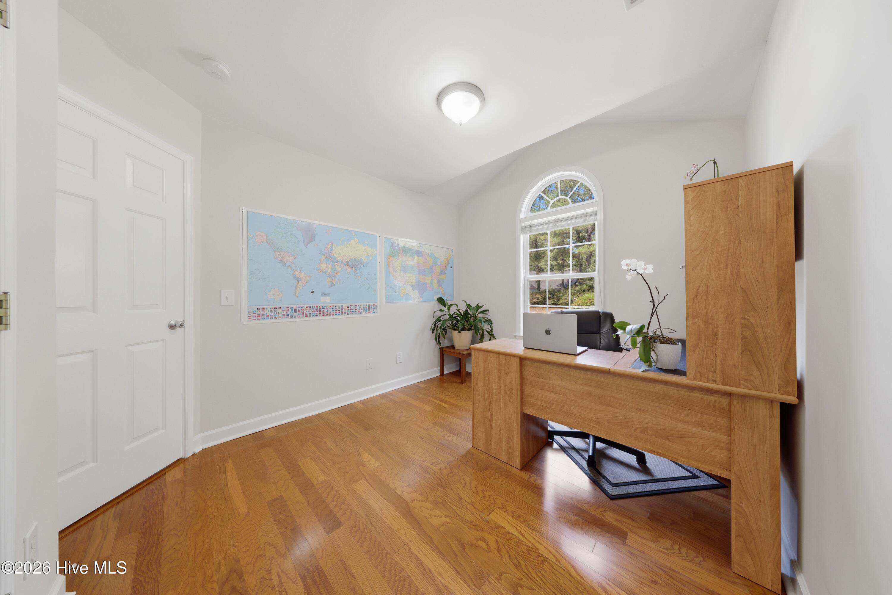 100568485 | Photo 32