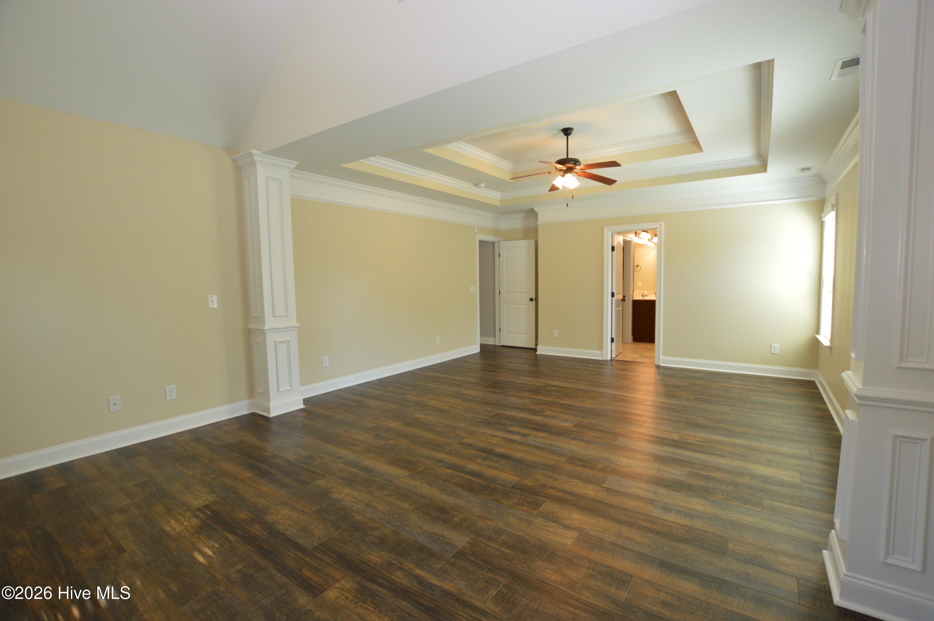 100568585 | Photo 16