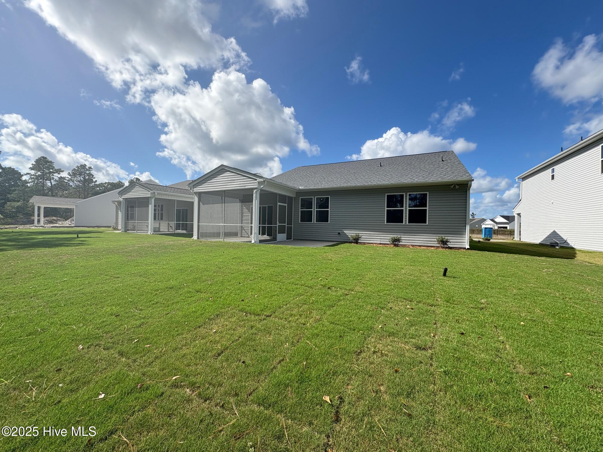 100563325 | Photo 18