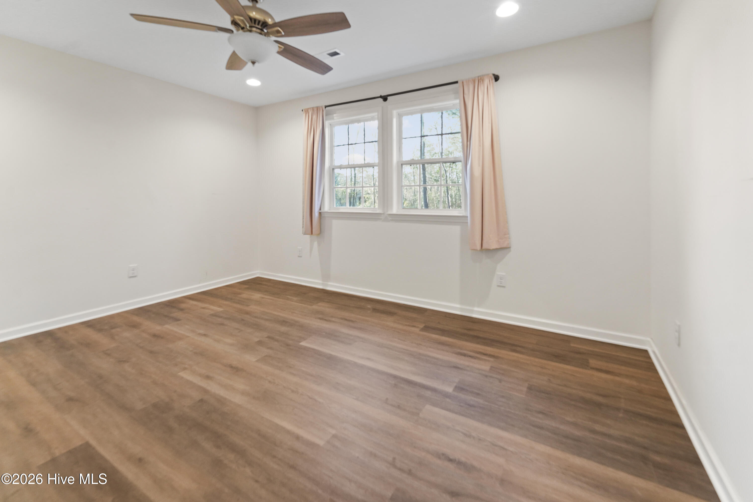 100548487 | Photo 29