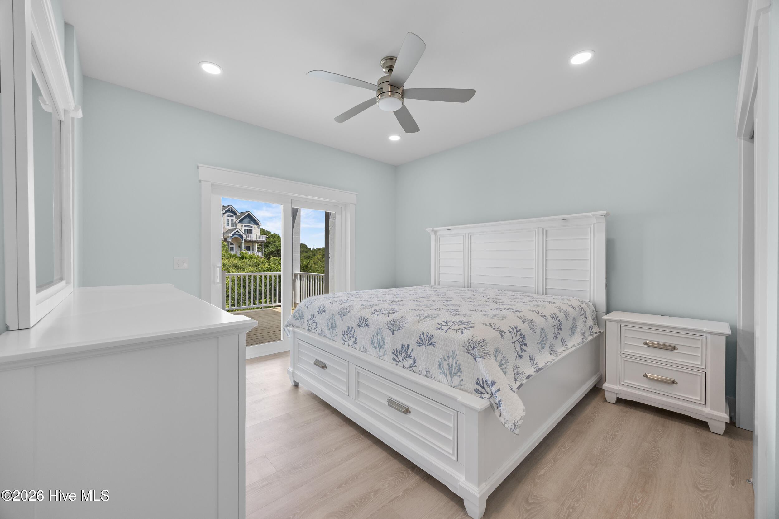 100587023 | Photo 13