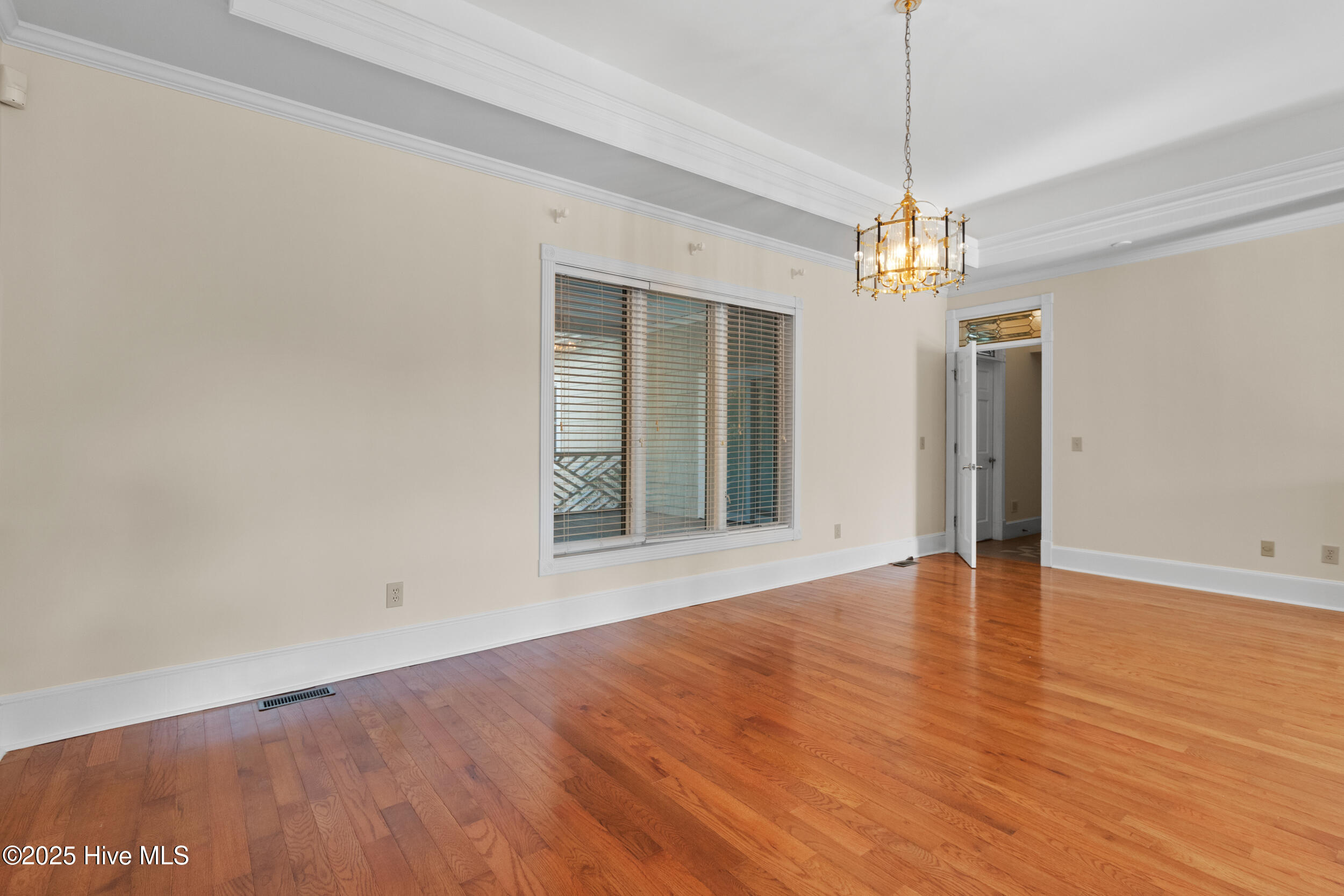 100531940 | Photo 12