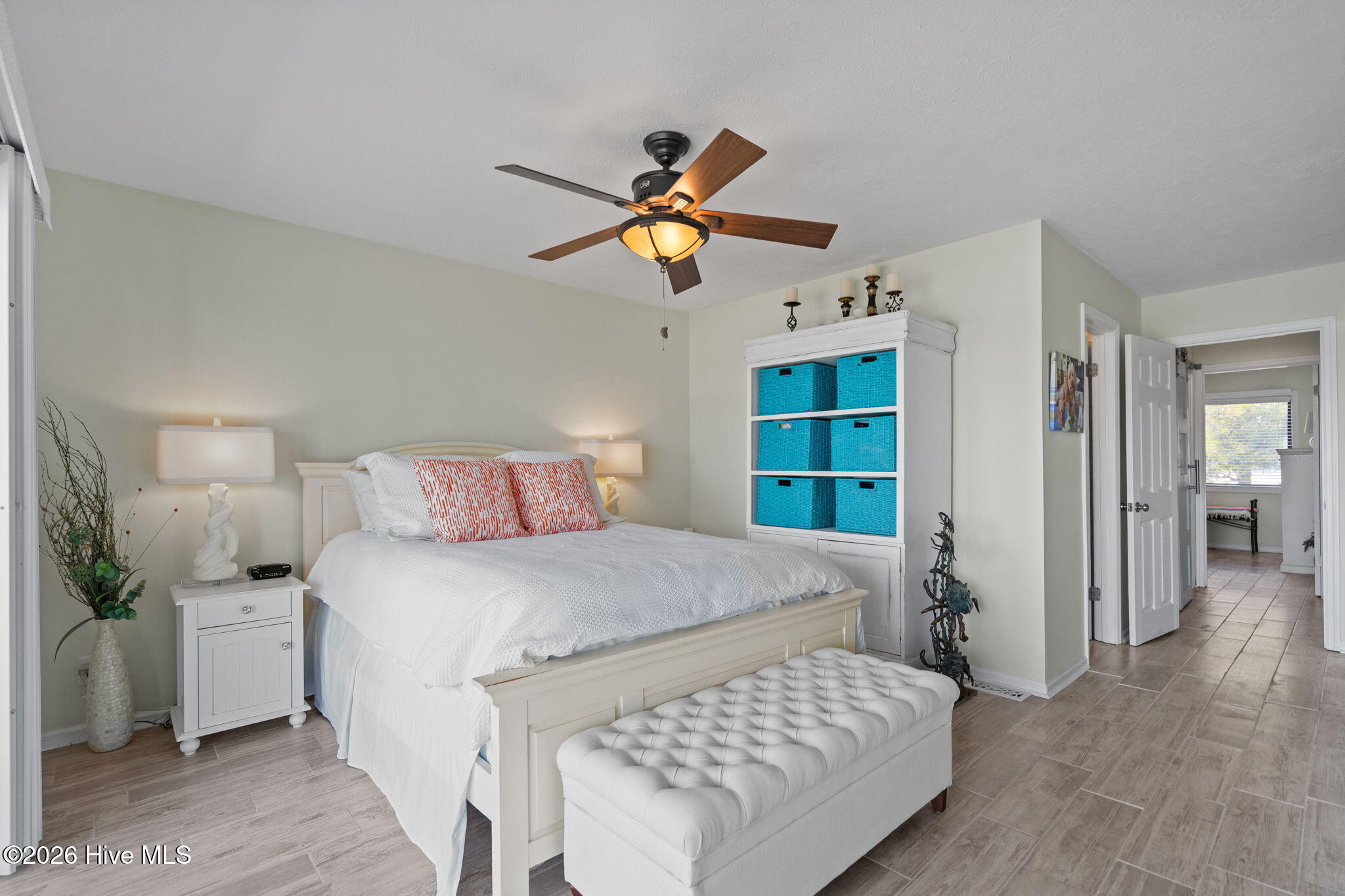 100563090 | Photo 23