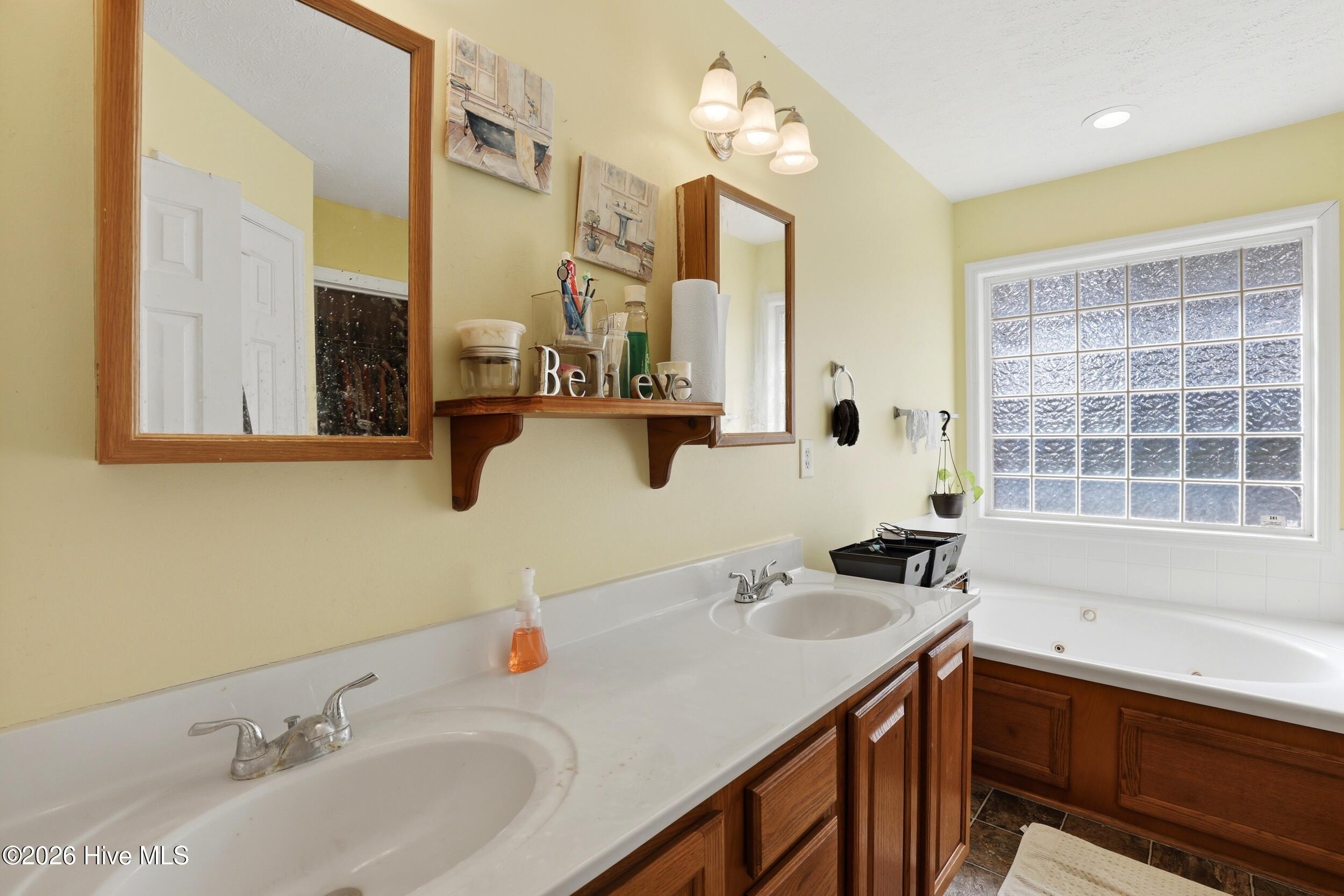 100561590 | Photo 14