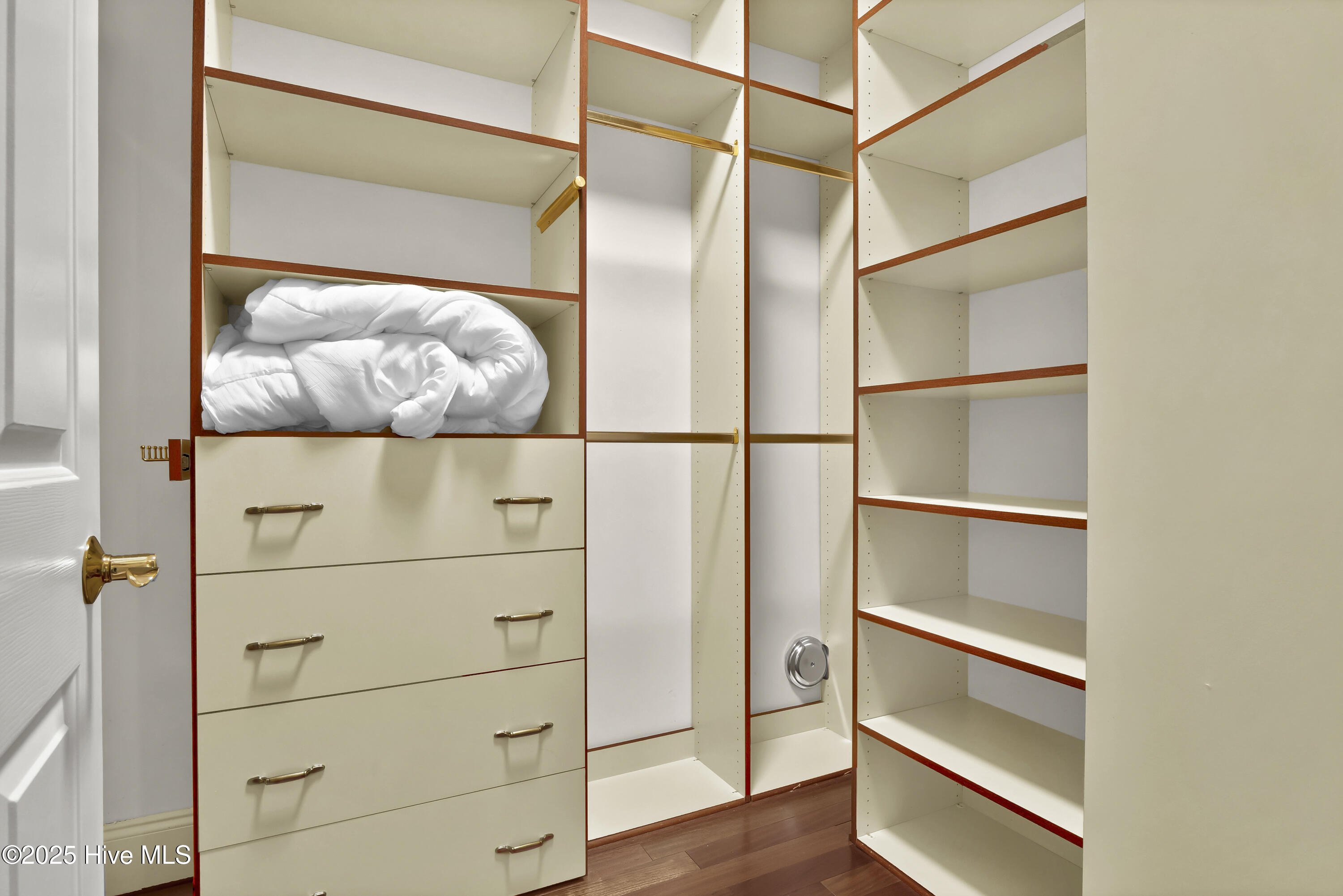 100535642 | Photo 32