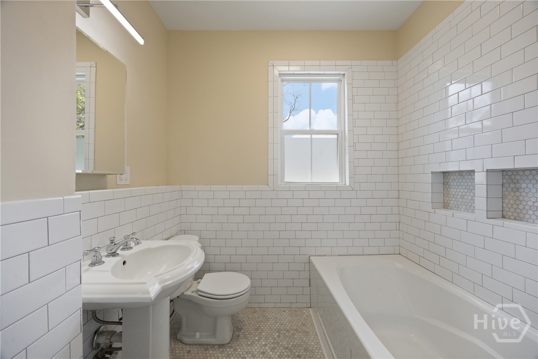 Bathroom with classic finishes
