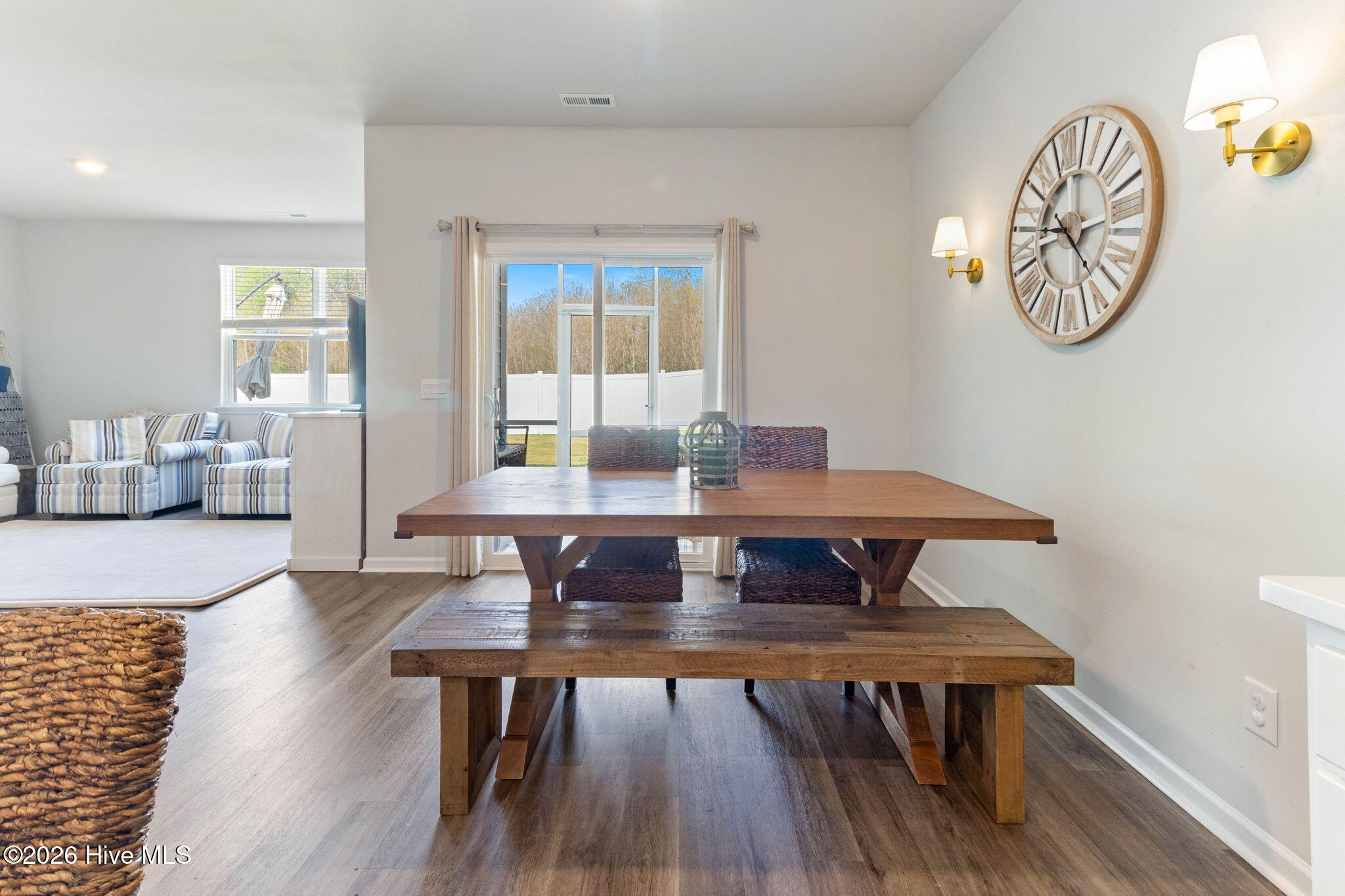 100561989 | Photo 20