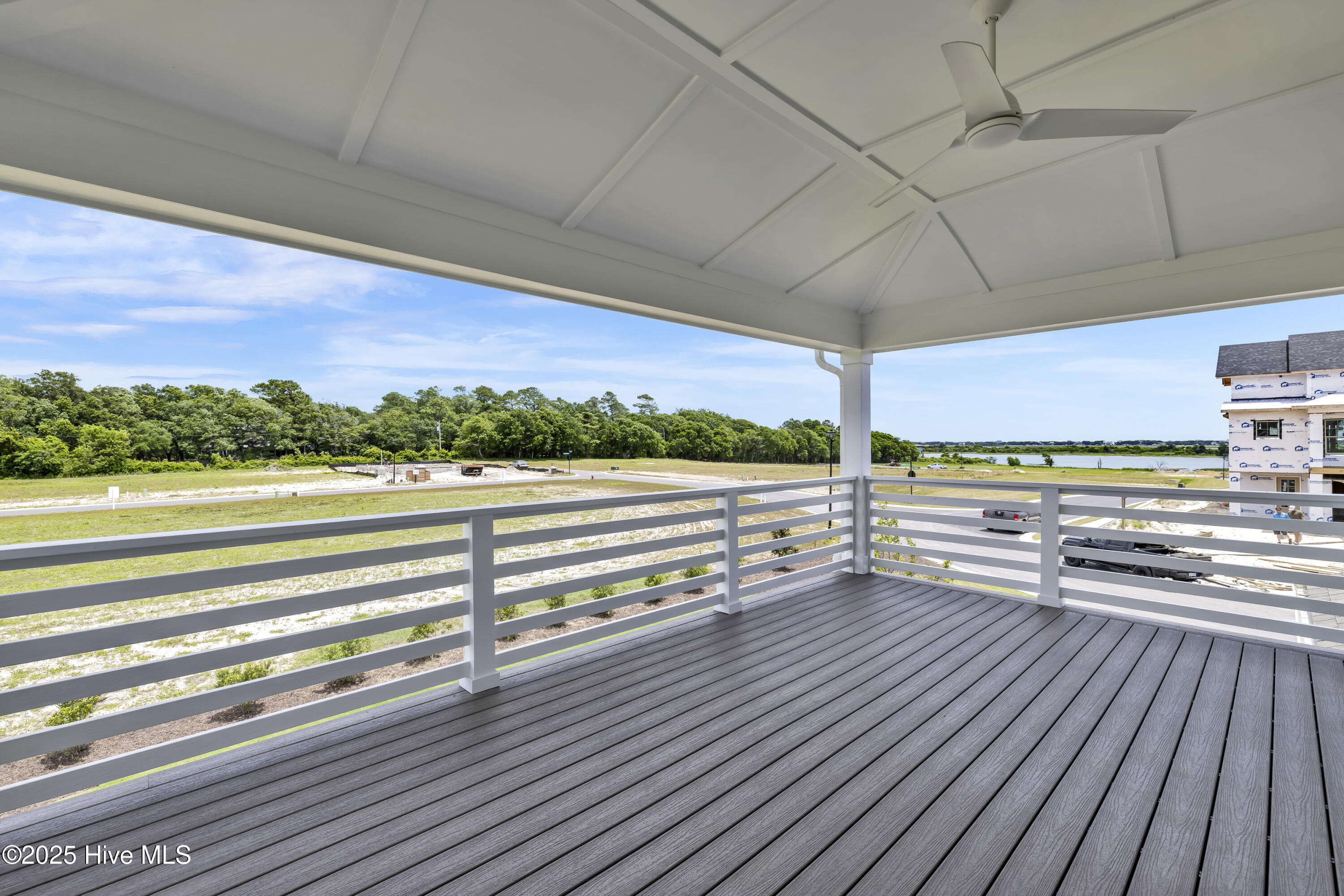 100568013 | Photo 59