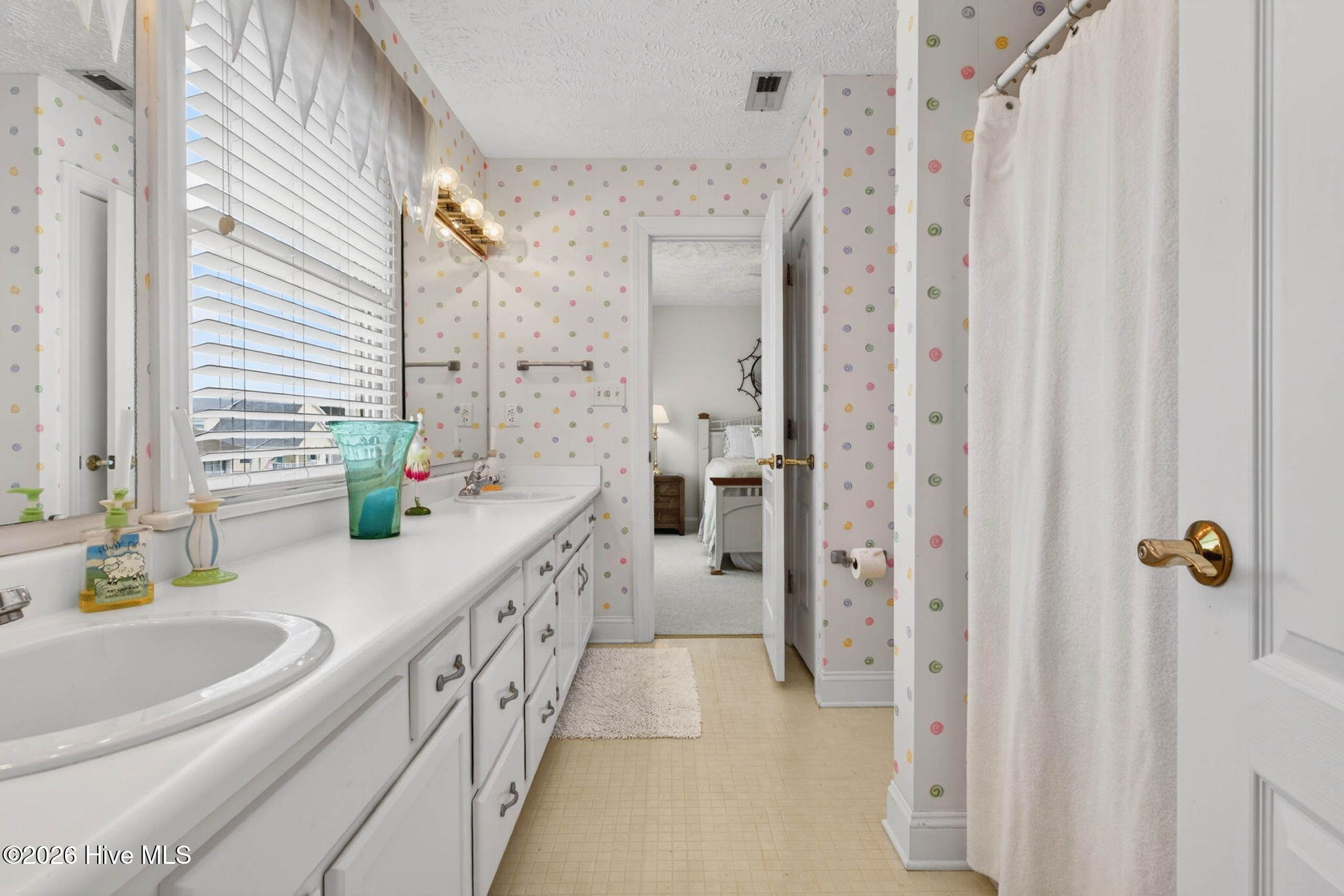 100570658 | Photo 42