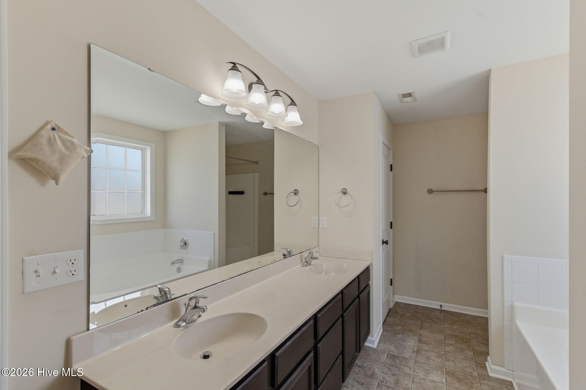 100565105 | Photo 19