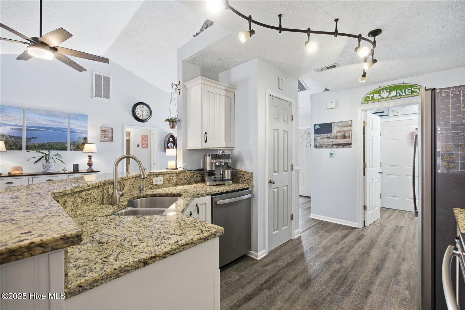 100544884 | Photo 23