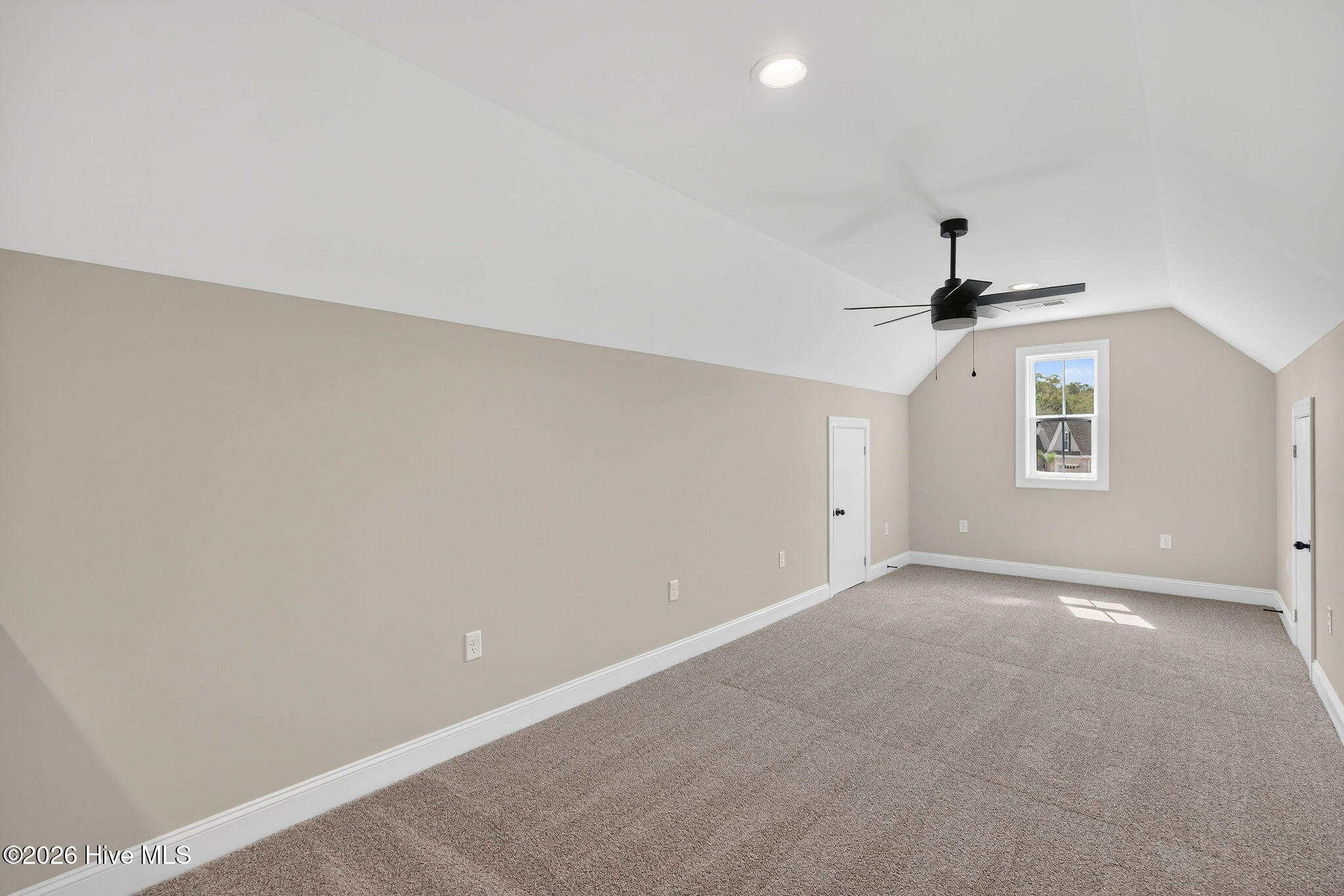 100542408 | Photo 44