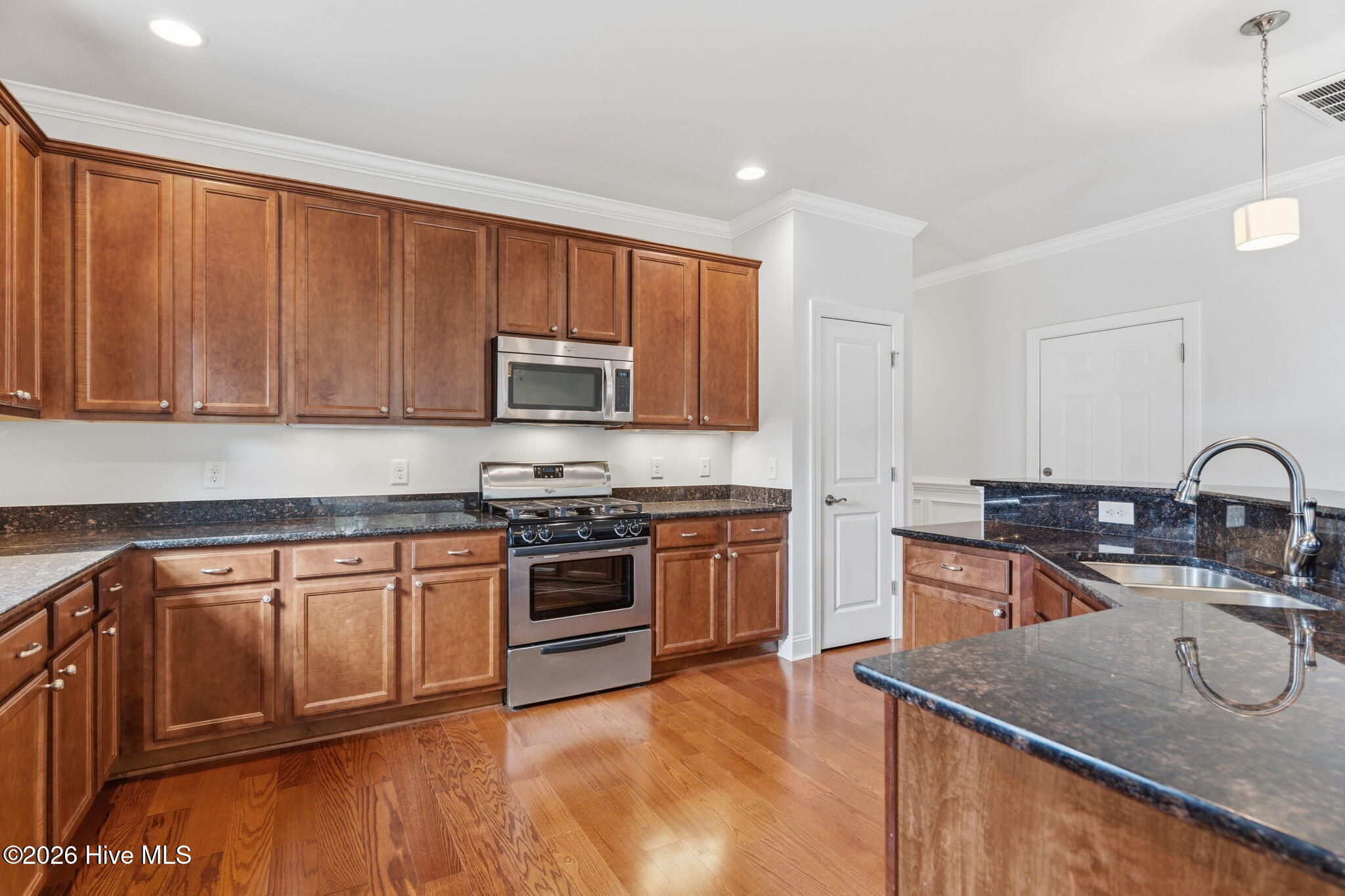 100558174 | Photo 11