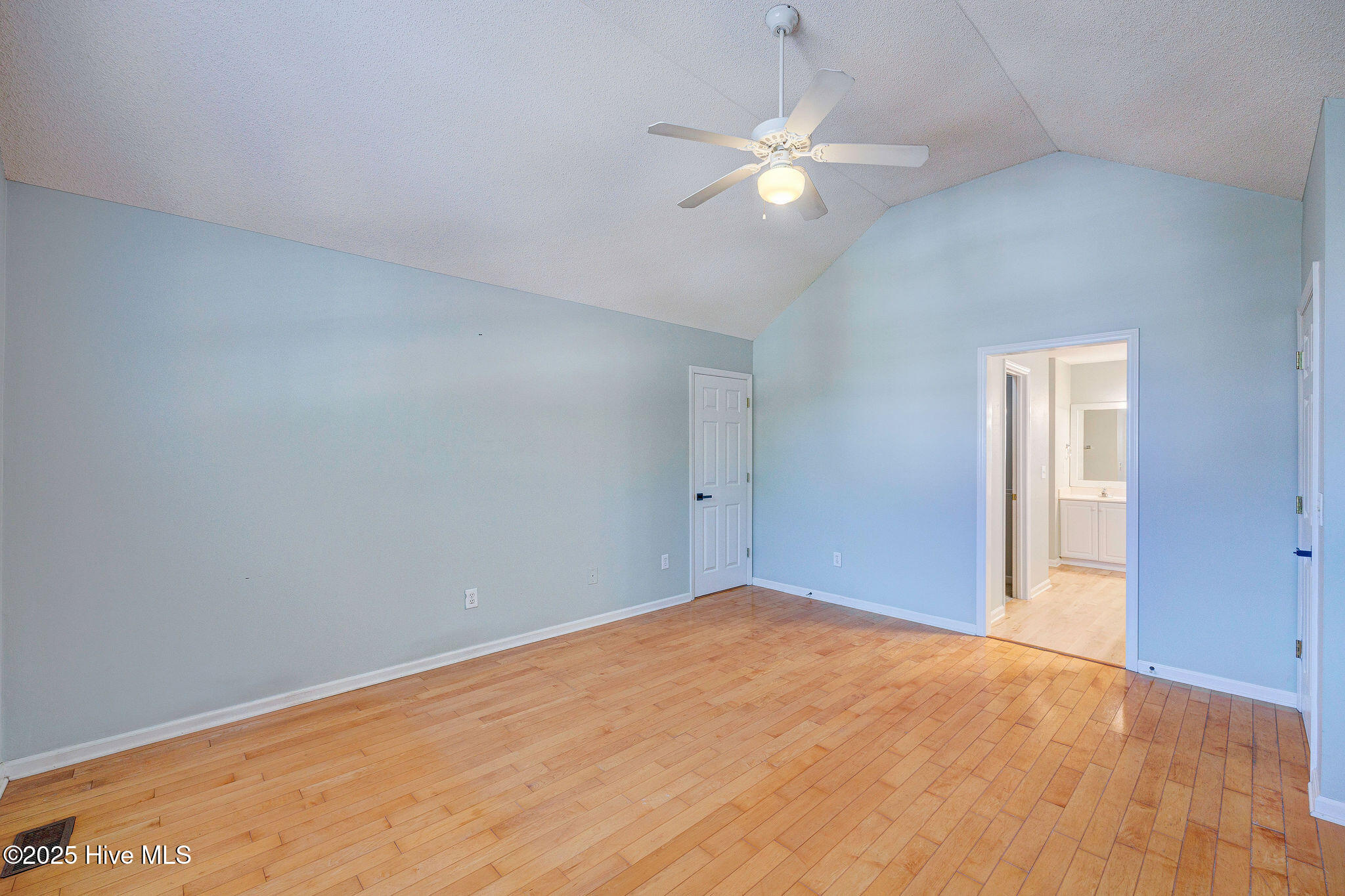 100531584 | Photo 30