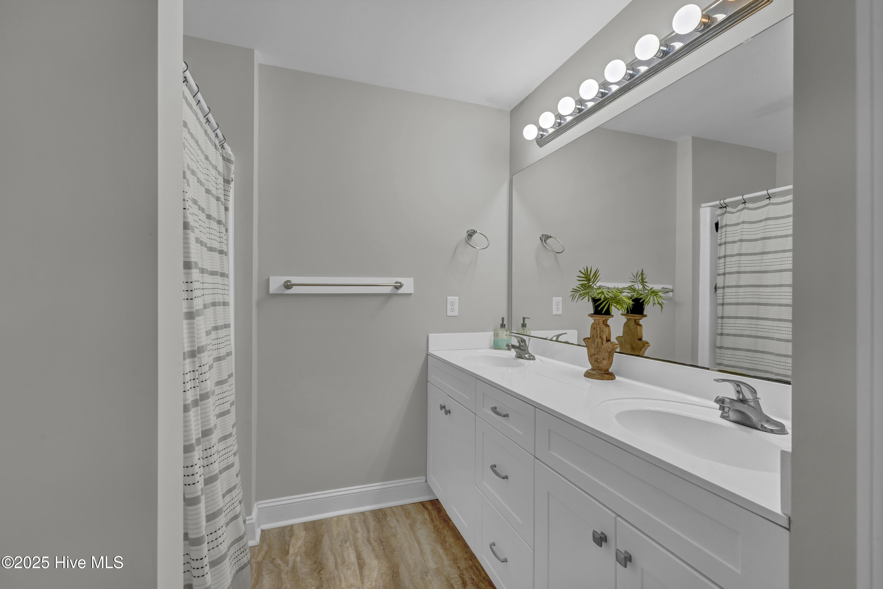 100535806 | Photo 26