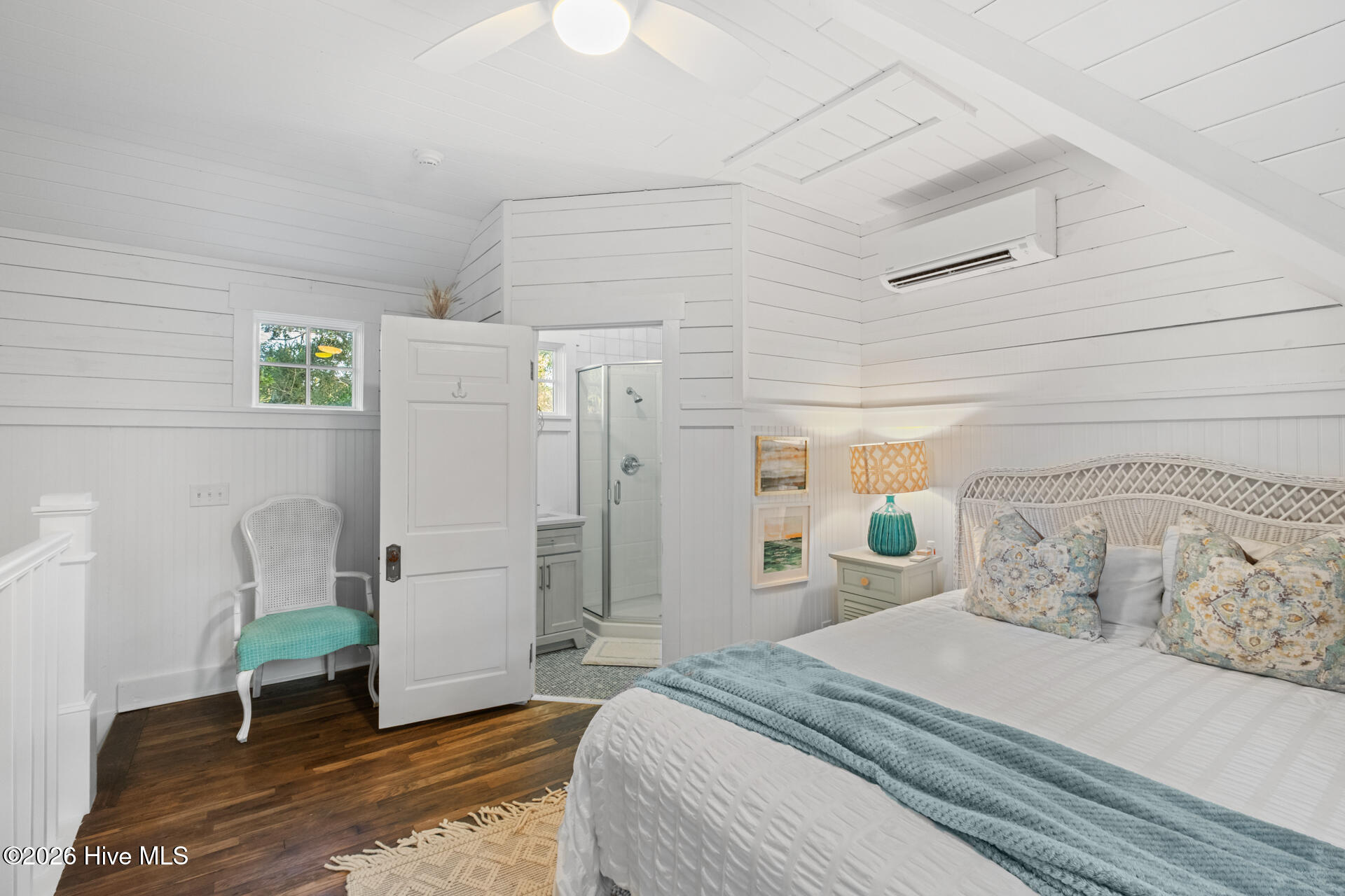 100560267 | Photo 29