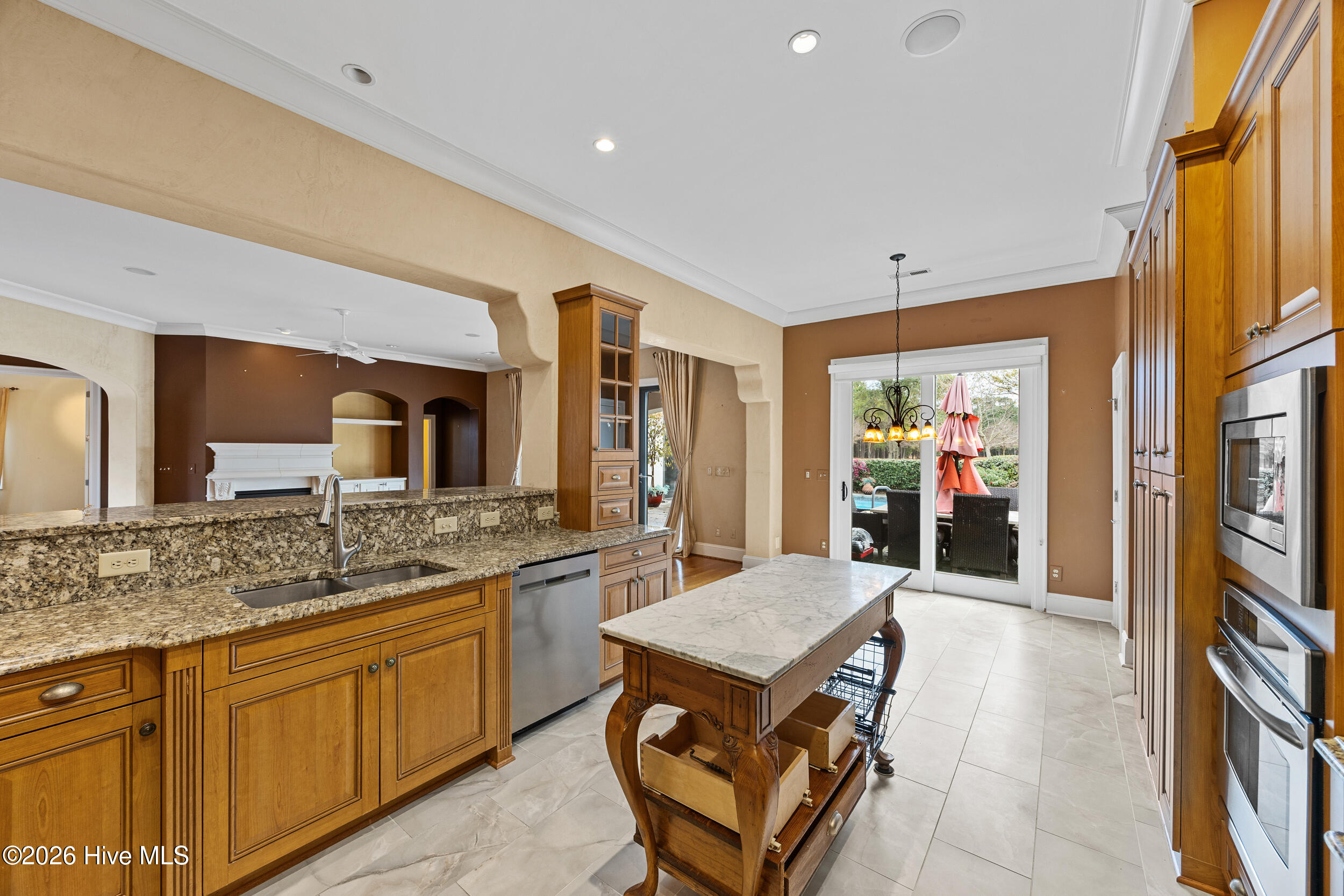 100547162 | Photo 21