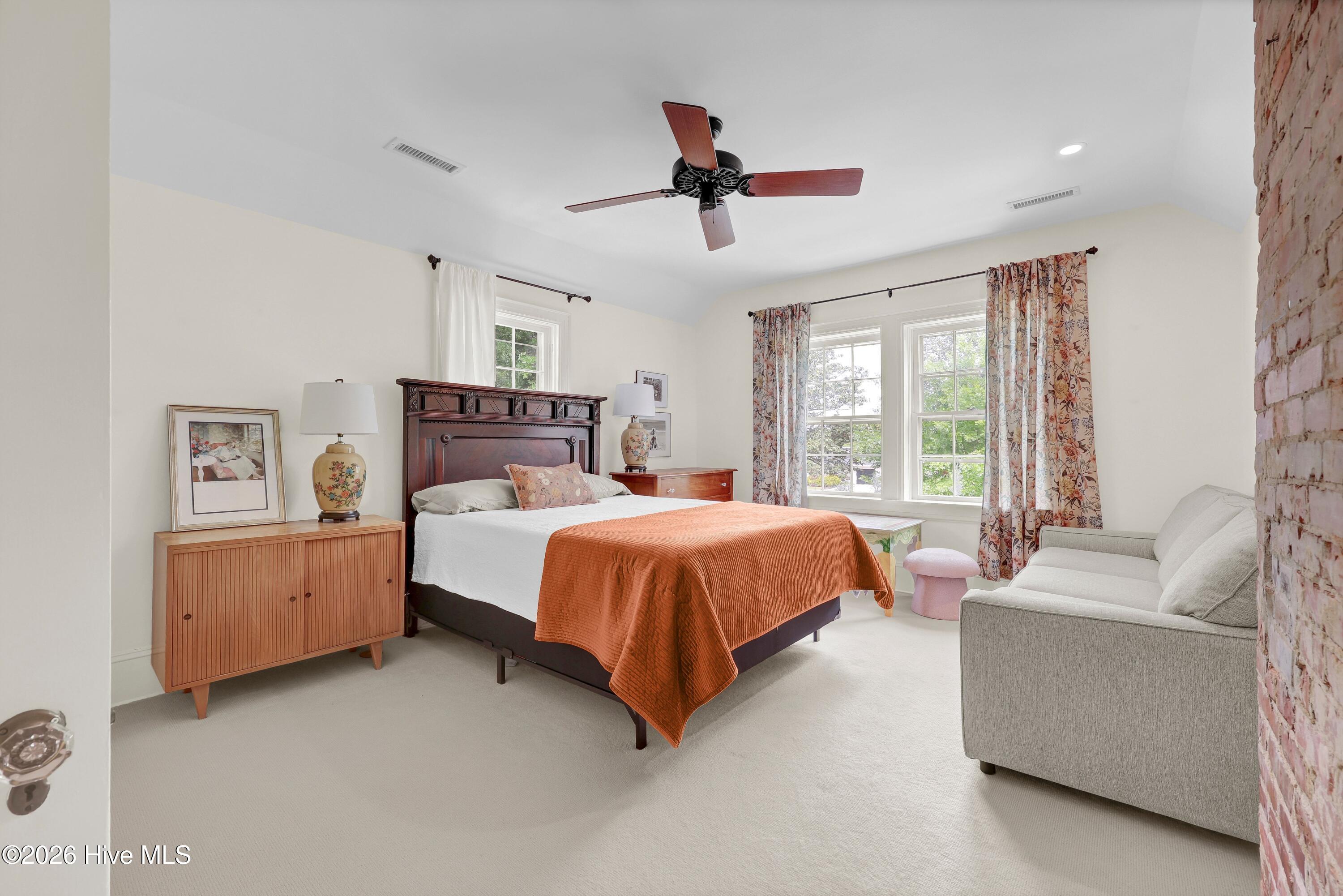 100570649 | Photo 37