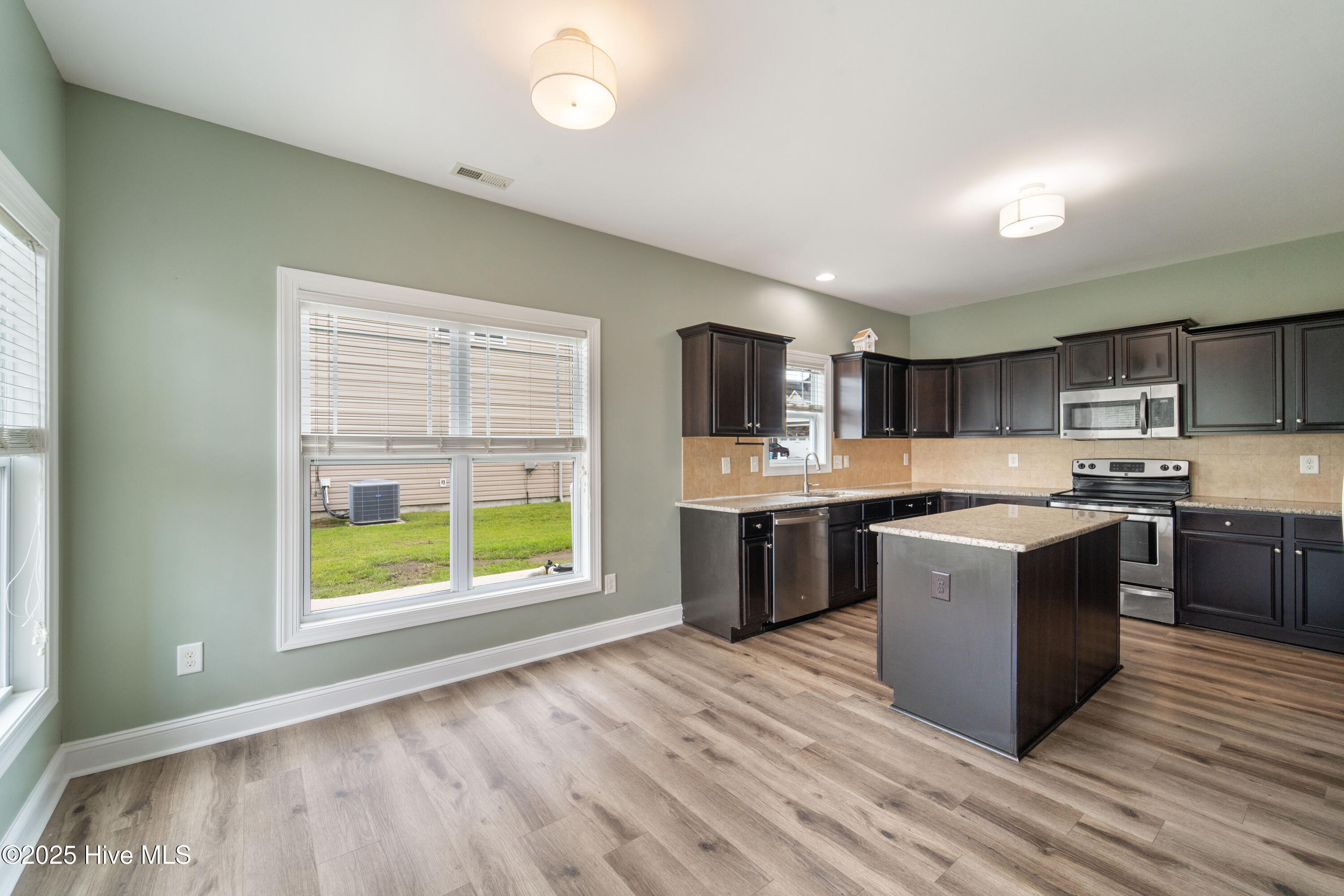 100525842 | Photo 33