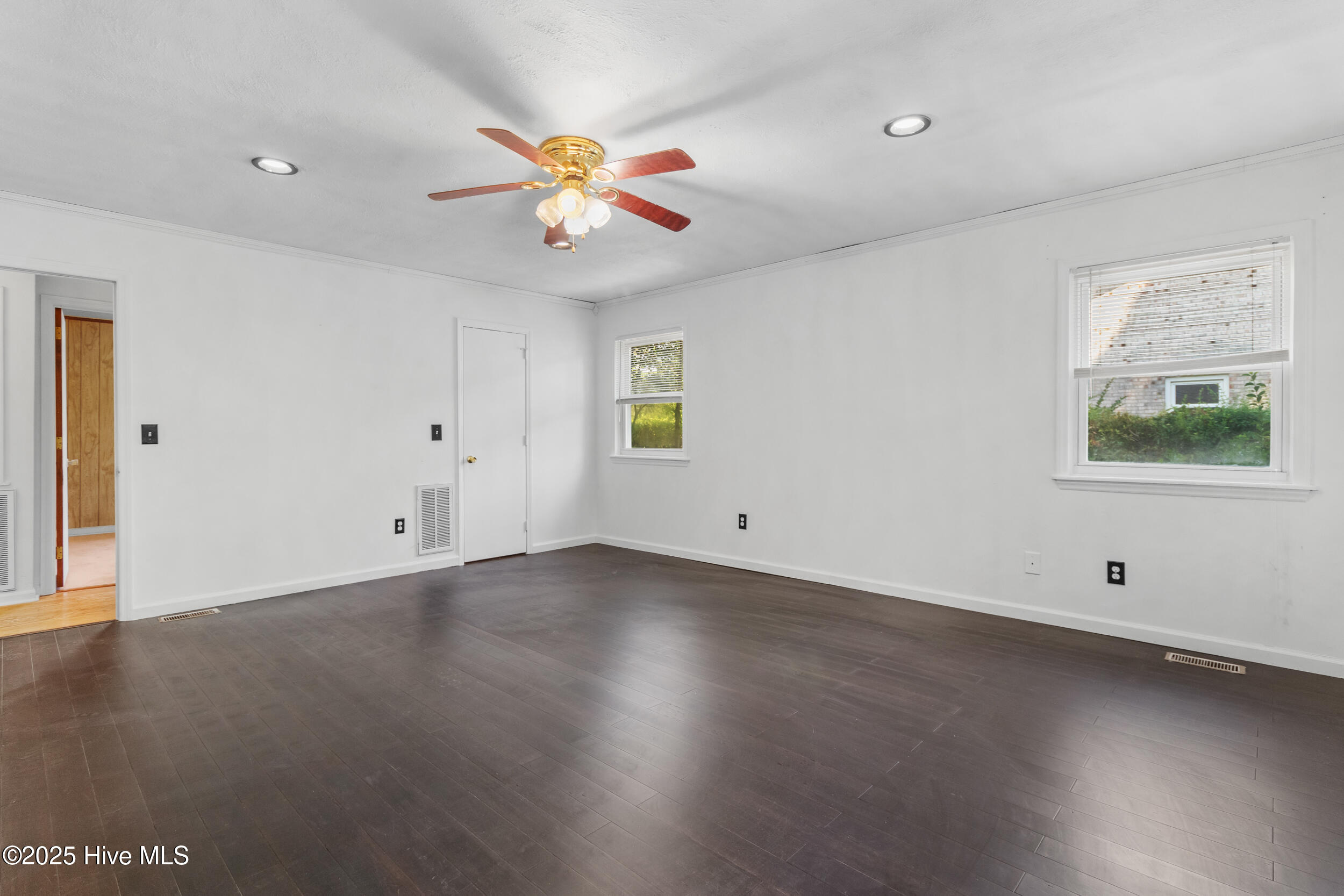 100535296 | Photo 24