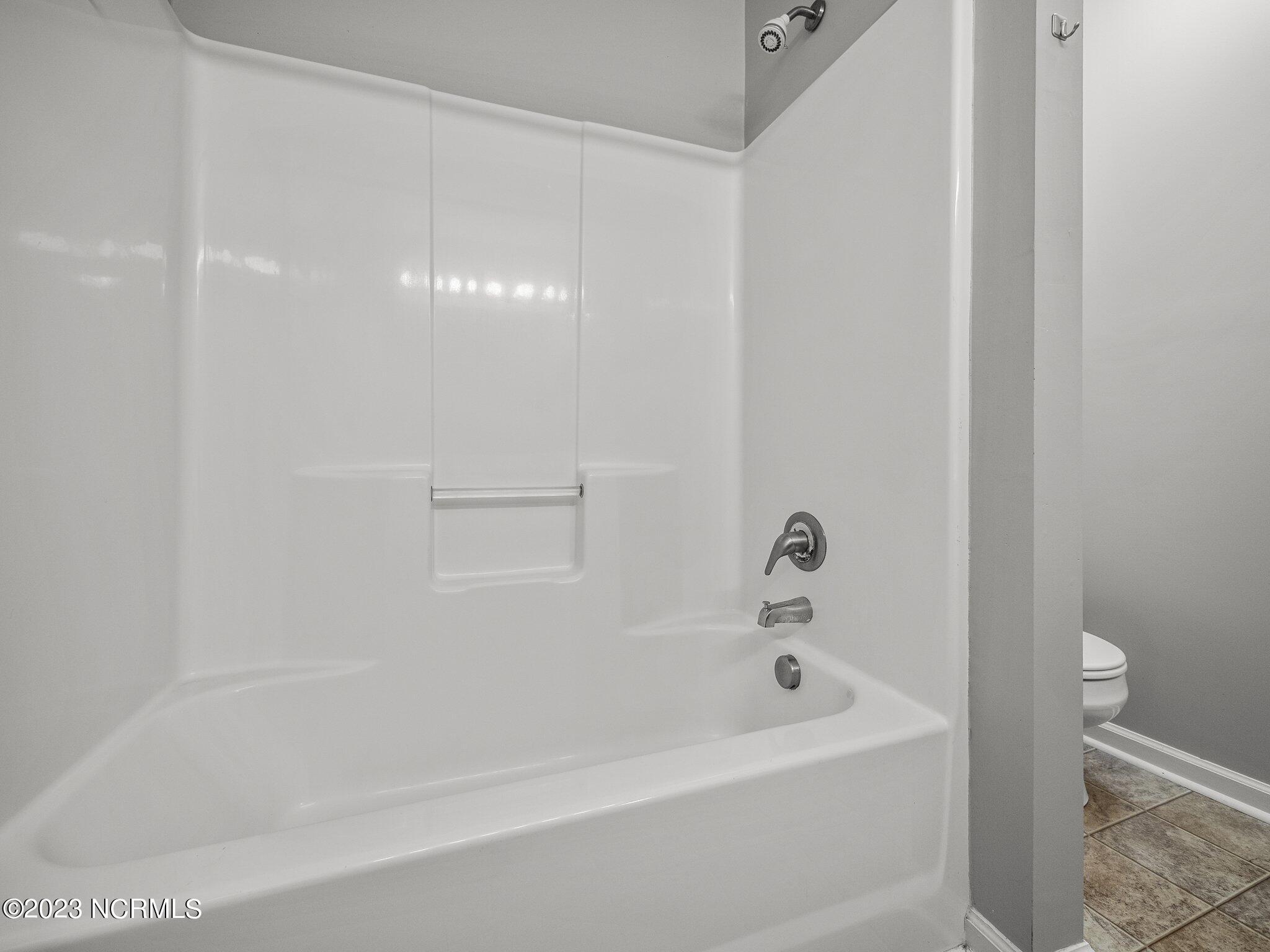 100560700 | Photo 14