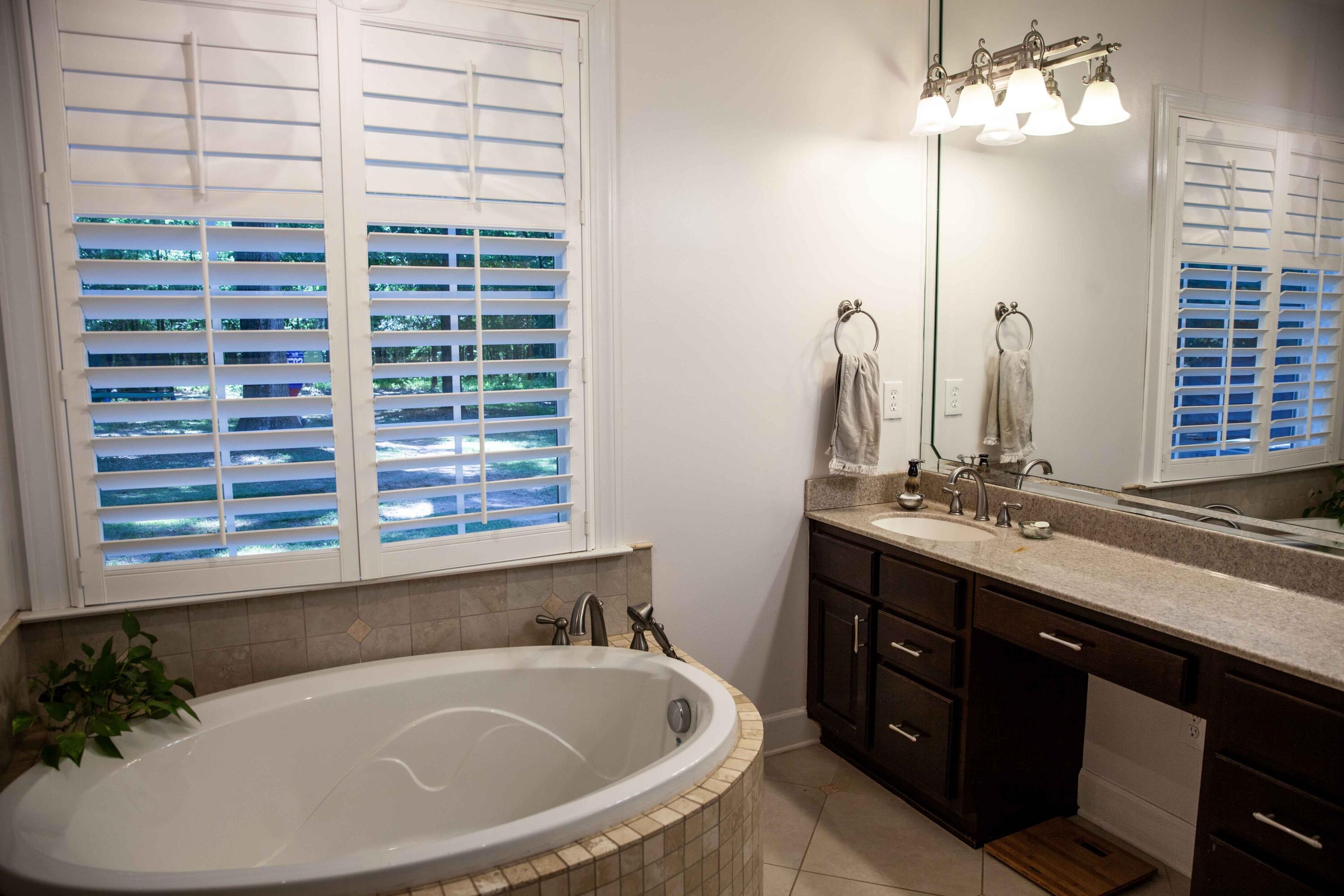 7OwnerBathroom2