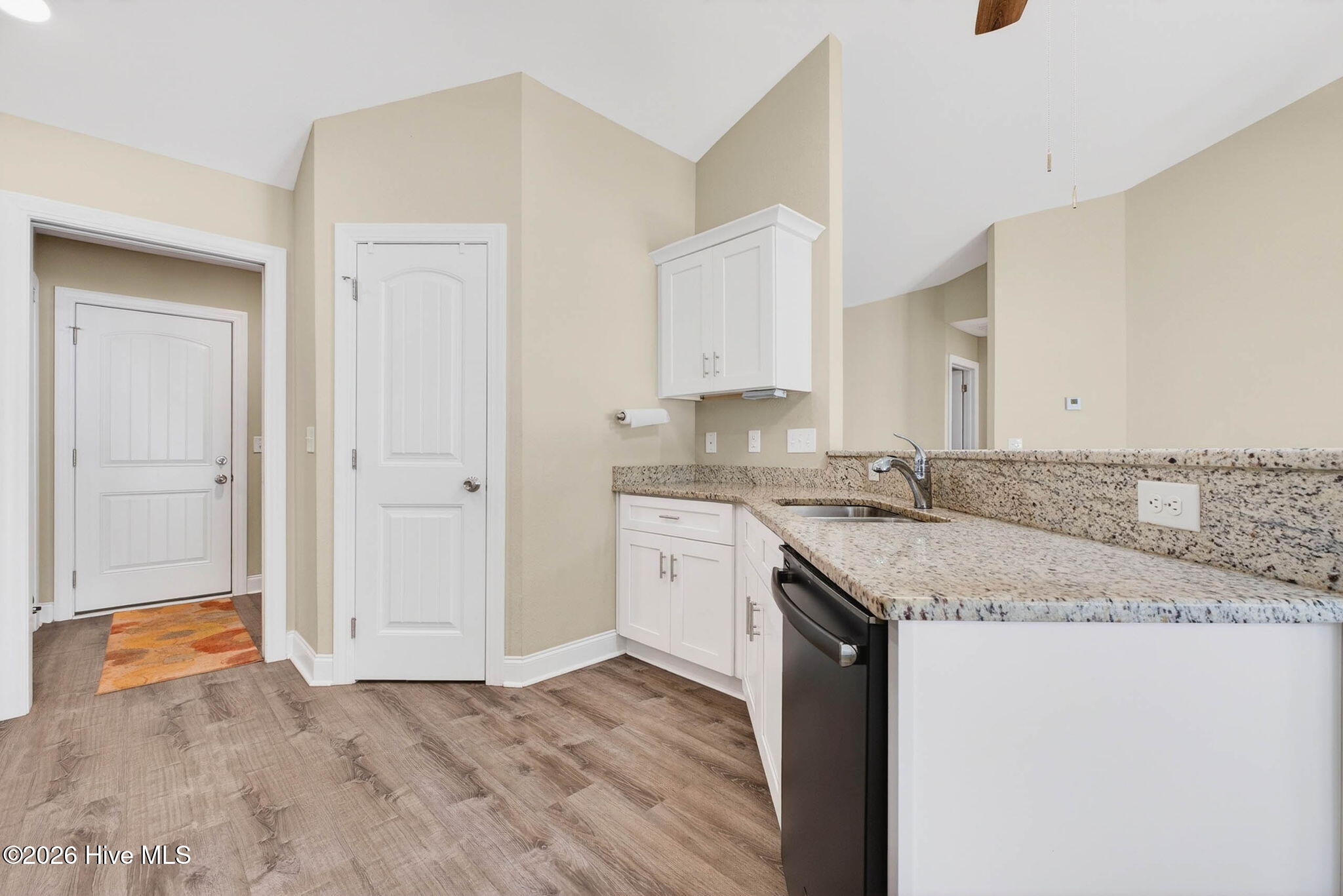 100564948 | Photo 23