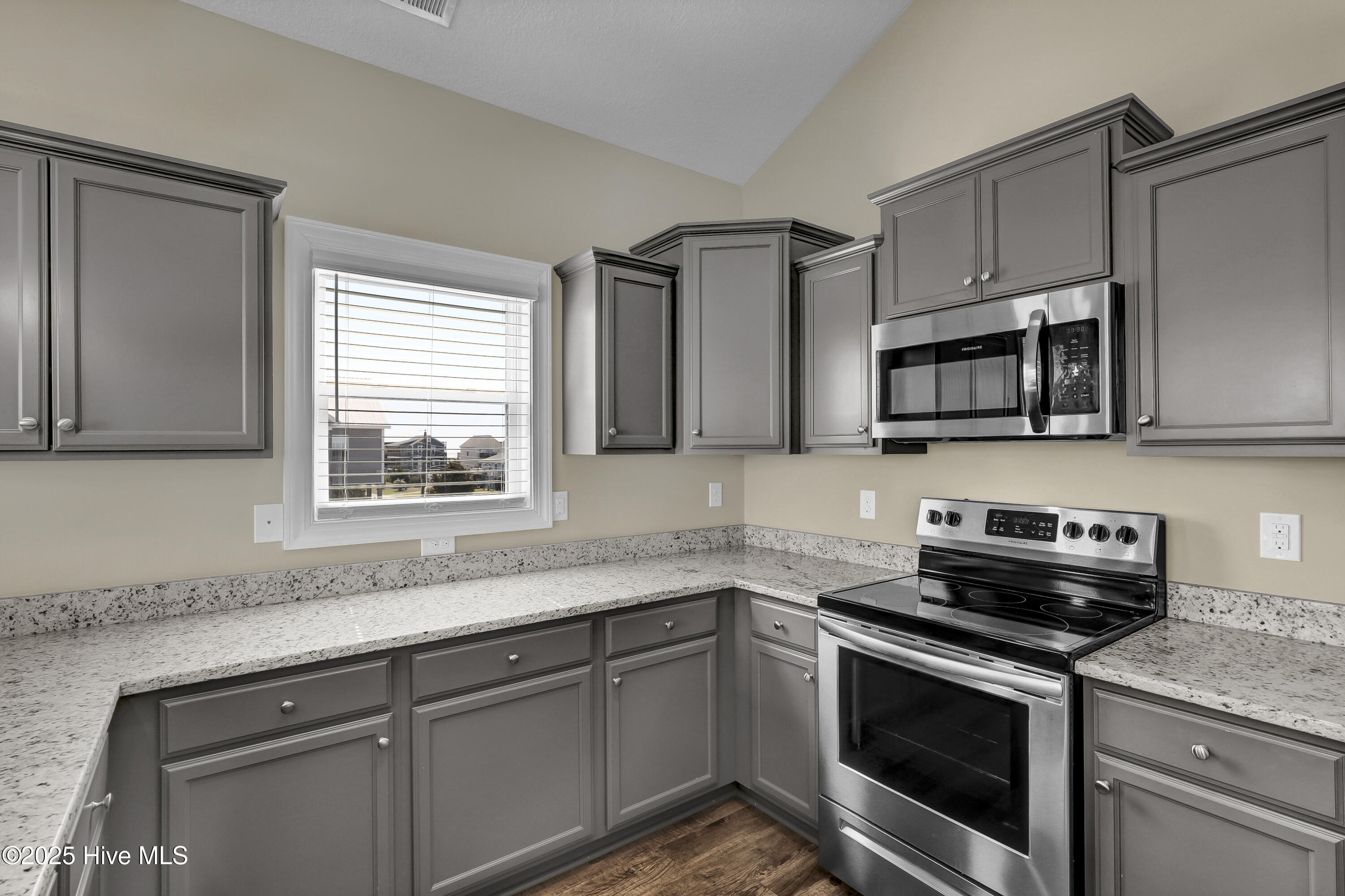 100523798 | Photo 11