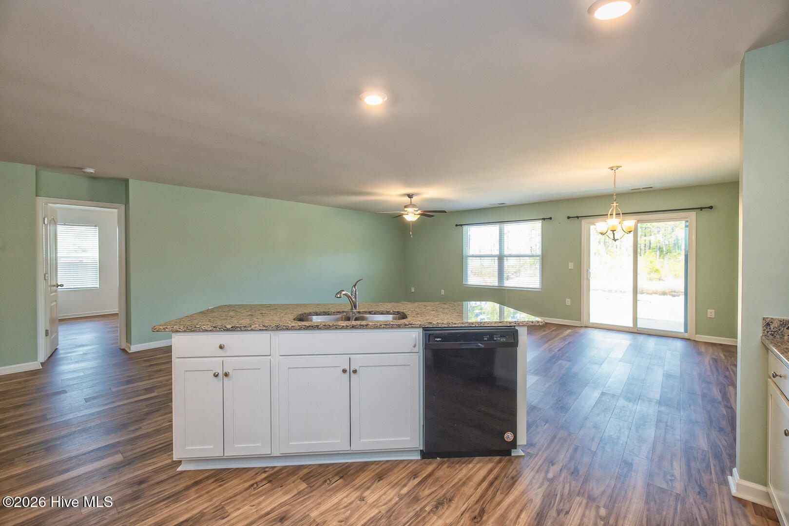 100558342 | Photo 14