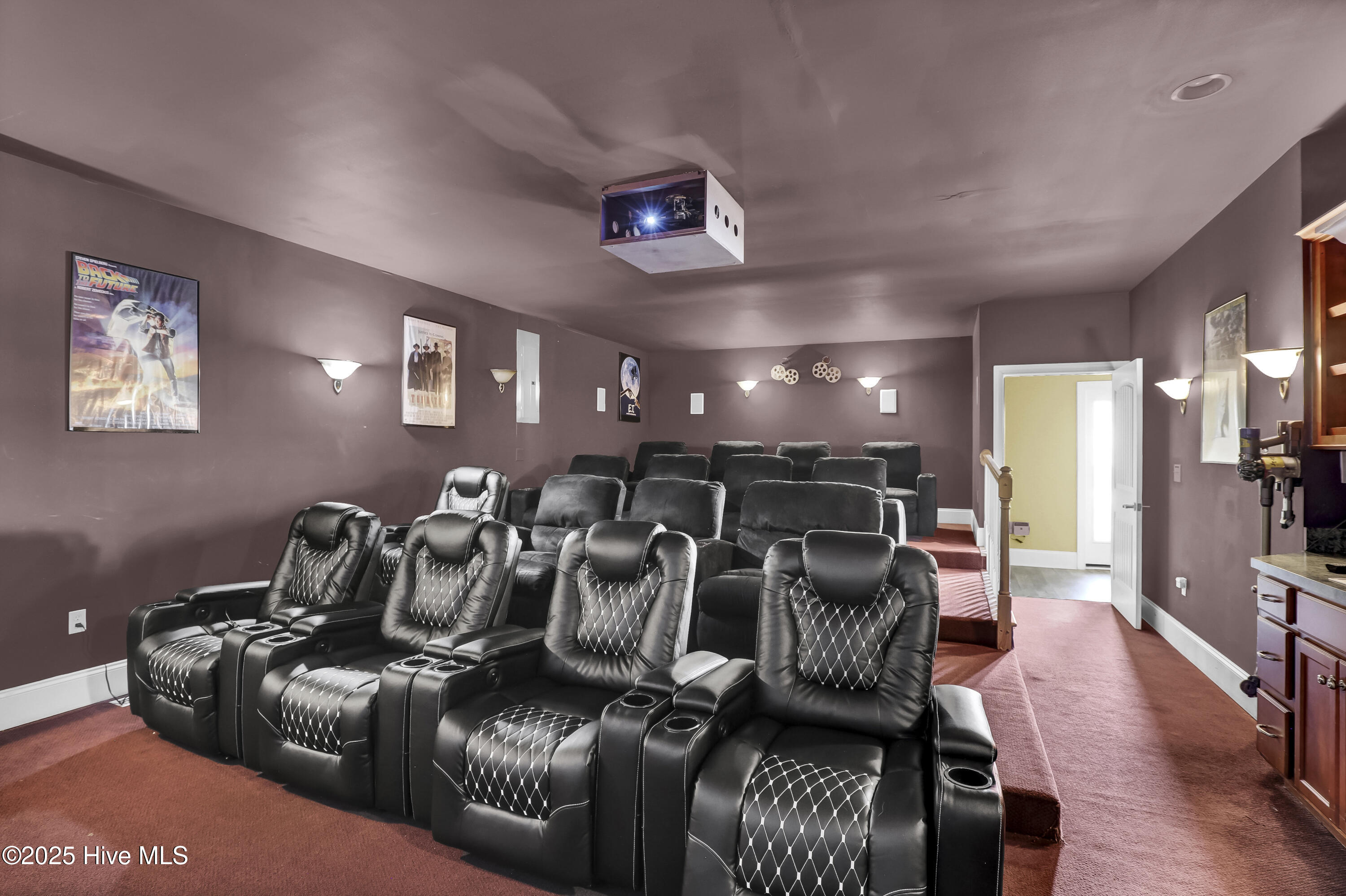 100538324 | Photo 36