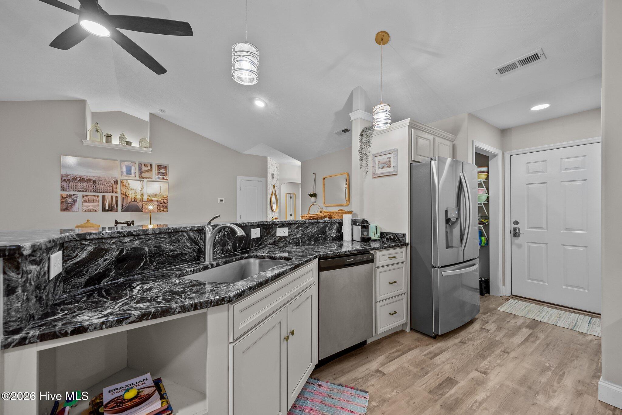 100566120 | Photo 16