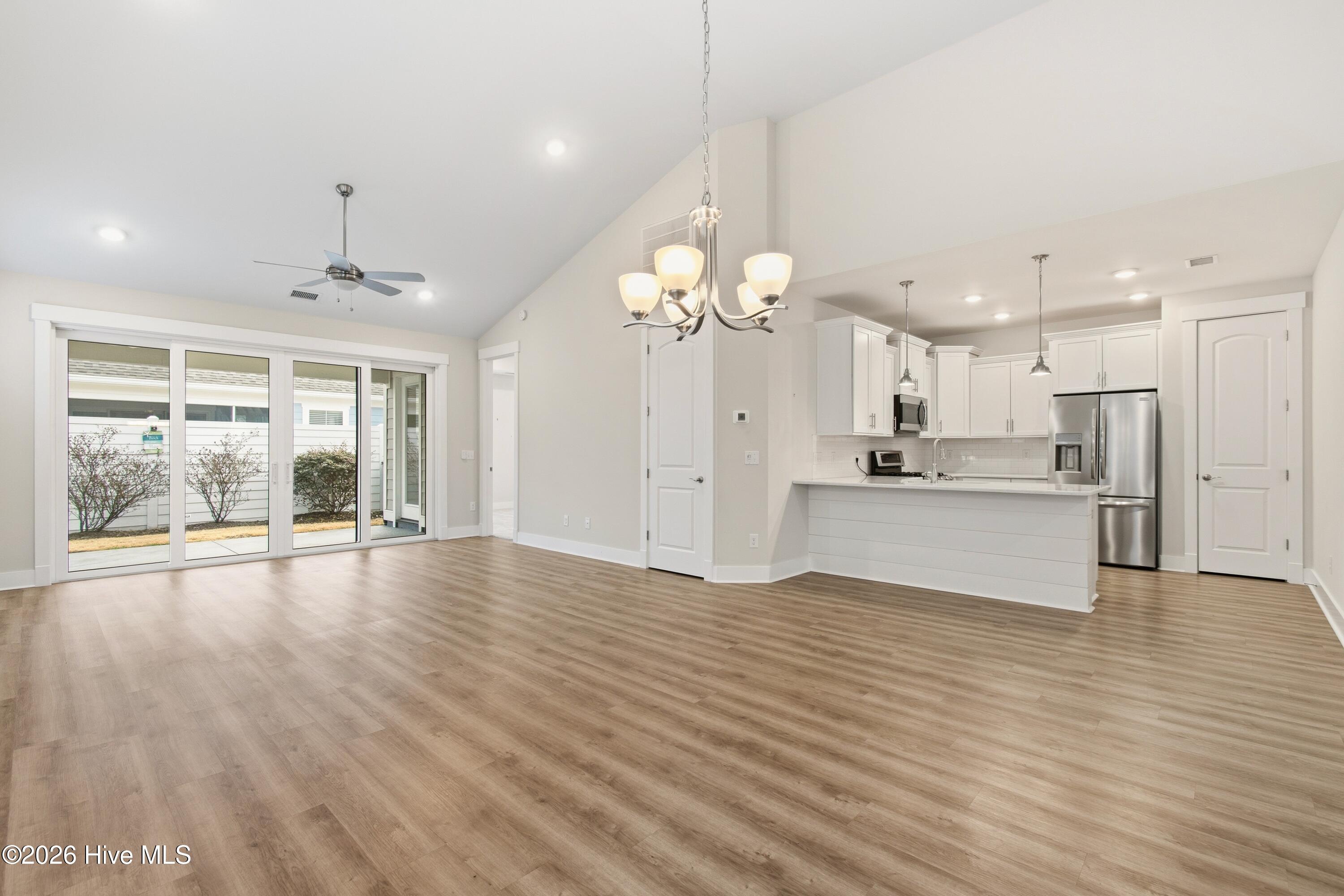 100558593 | Photo 15