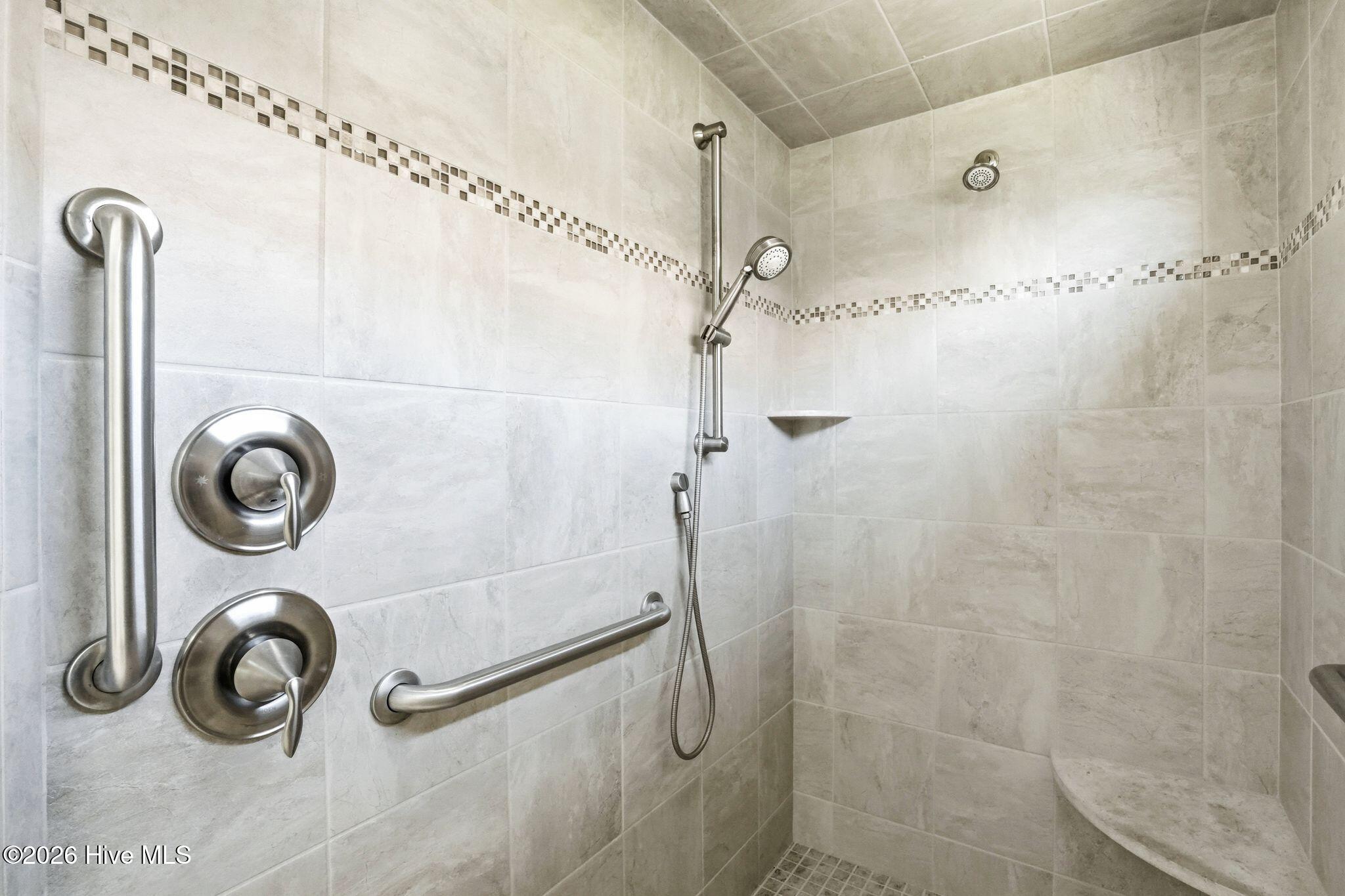 100565235 | Photo 35