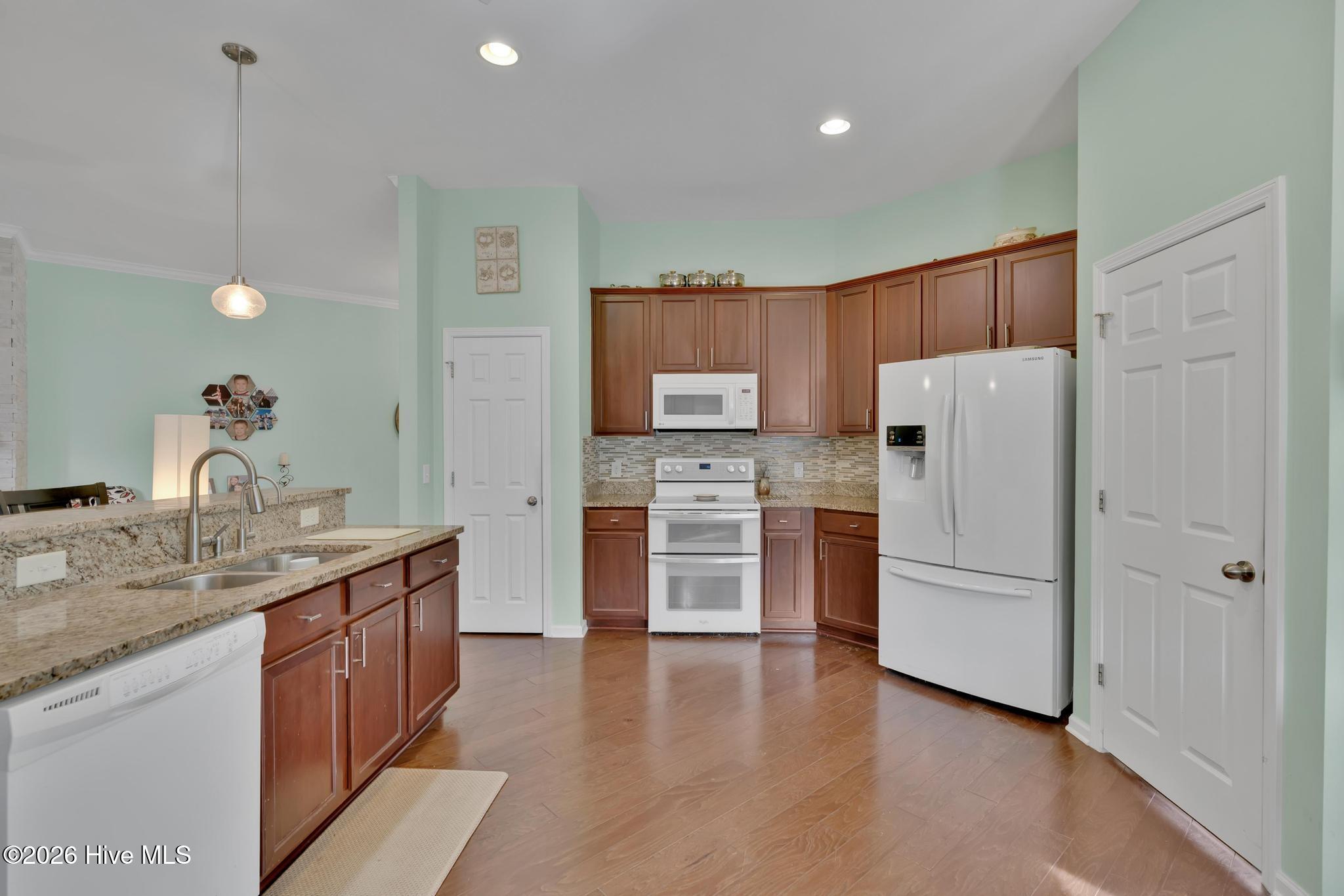 100550349 | Photo 15