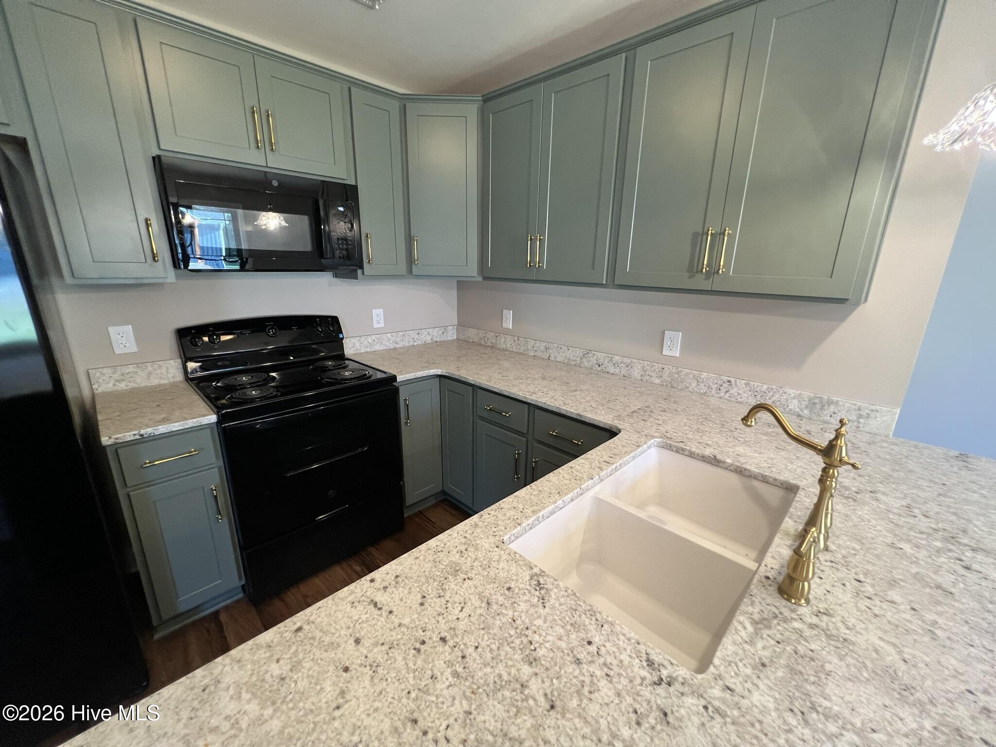 100569218 | Photo 13