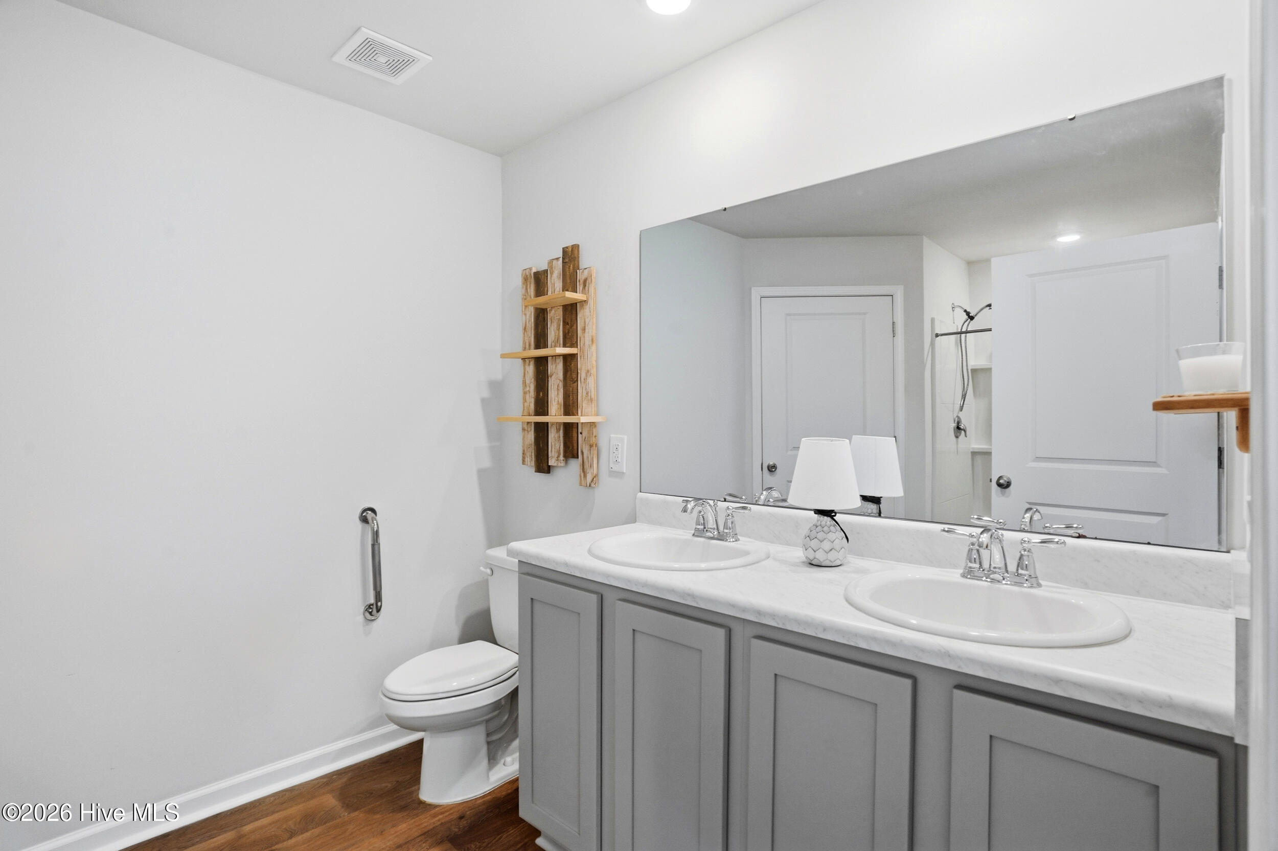 100566288 | Photo 15