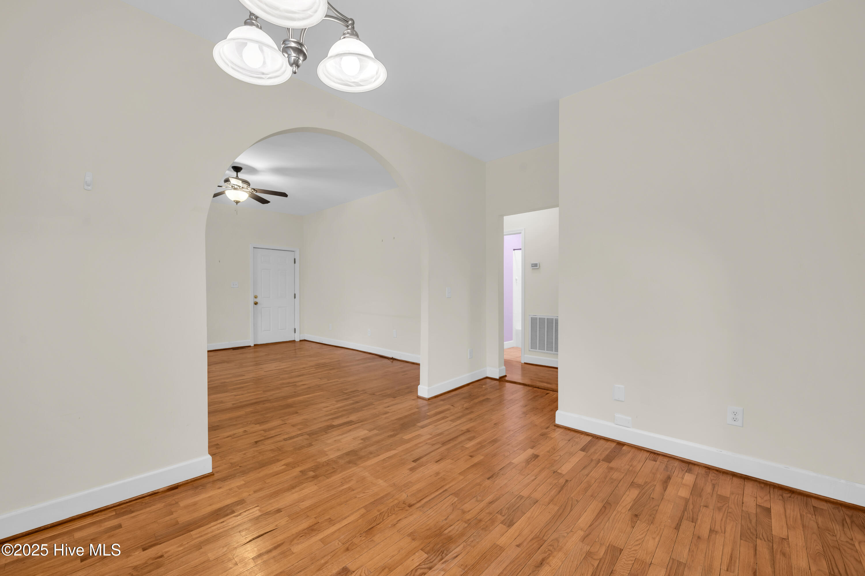 100543945 | Photo 10